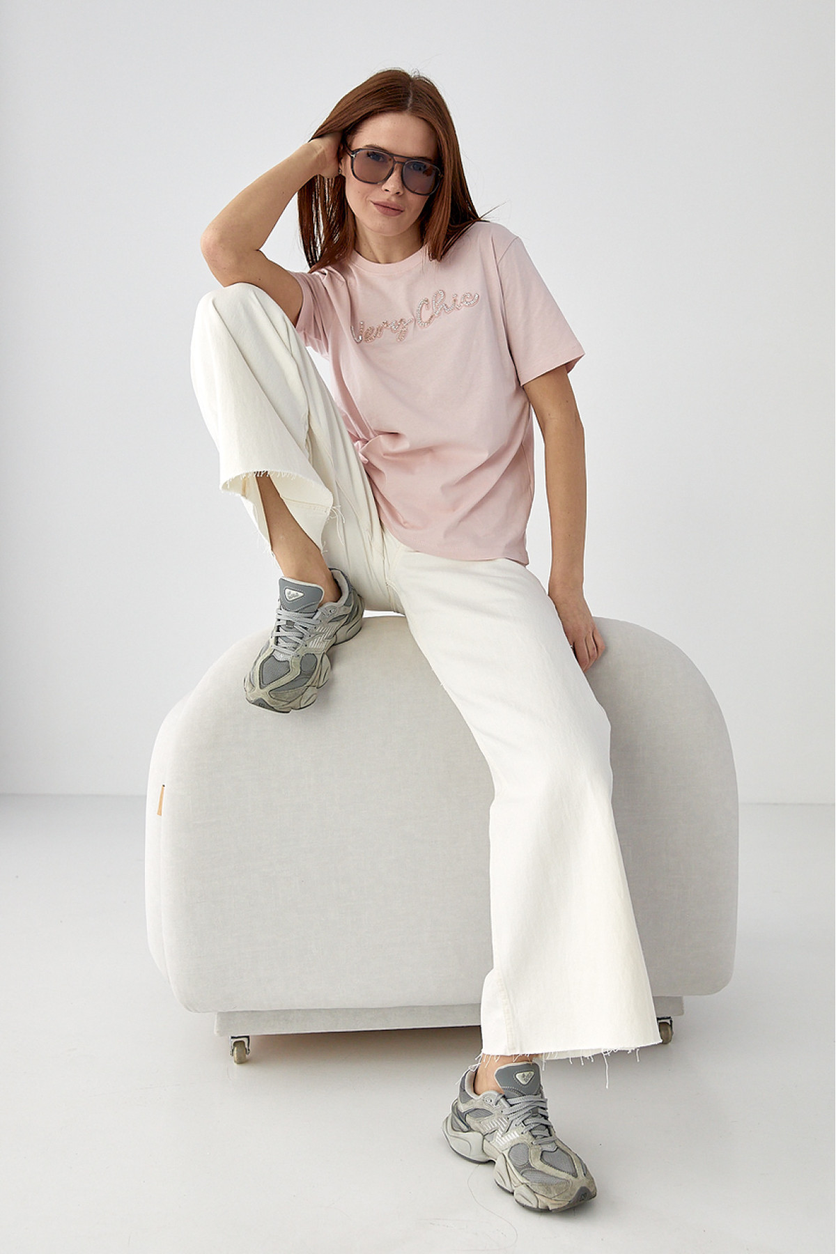 Футболка з написом Very Сhic із бісеру  пудра колір