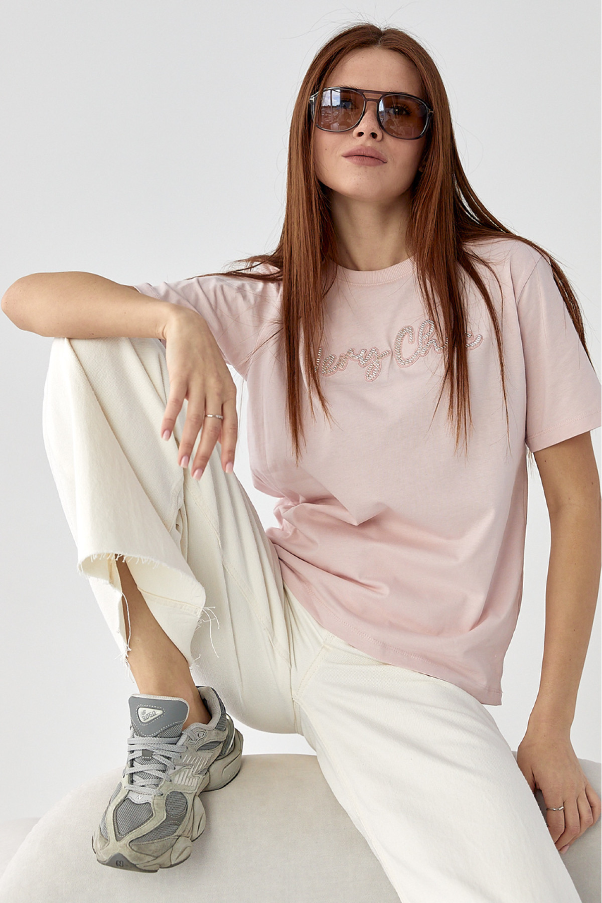 Футболка з написом Very Сhic із бісеру  пудра колір