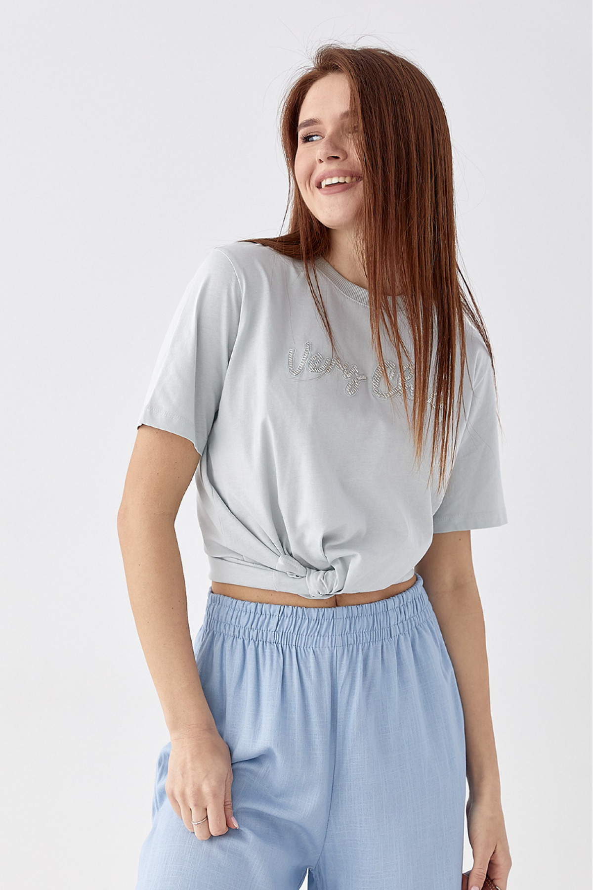 Футболка з написом Very Сhic із бісеру  світлосірий колір