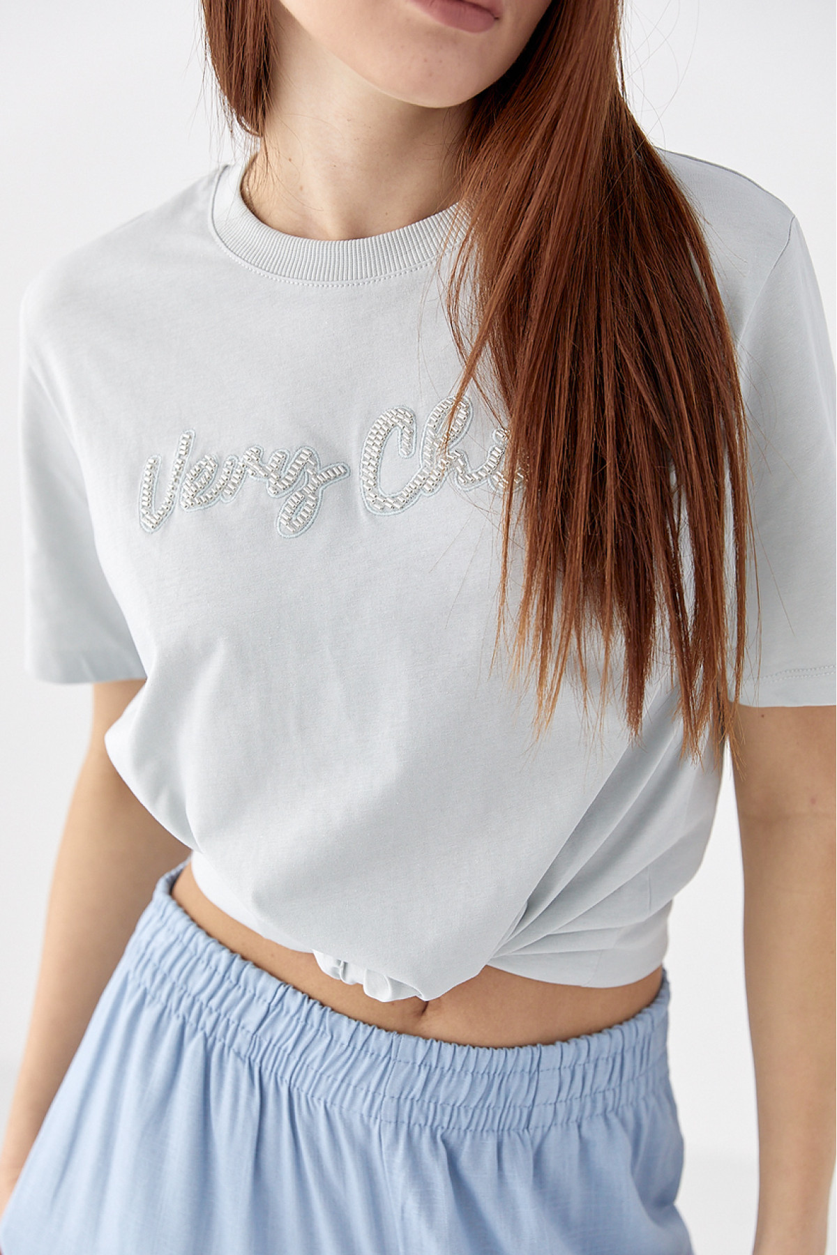 Футболка з написом Very Сhic із бісеру  світлосірий колір