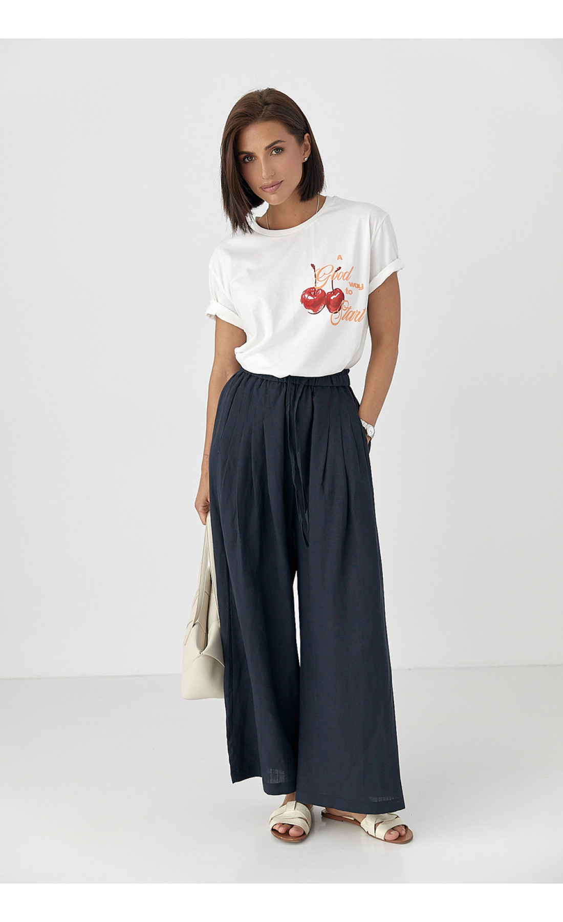 Бавовняна футболка з вишнями  білий колір