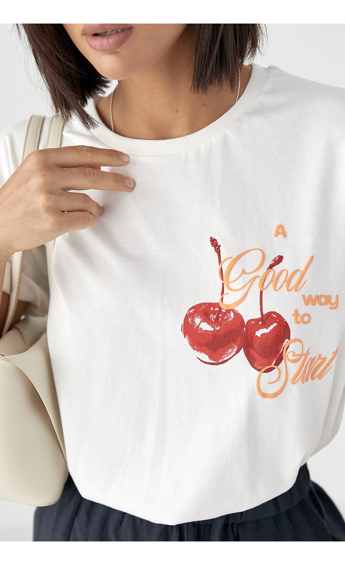 Бавовняна футболка з вишнями  білий колір