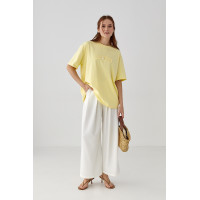 Футболка вільного крою з вишитим написом  жовтий колір