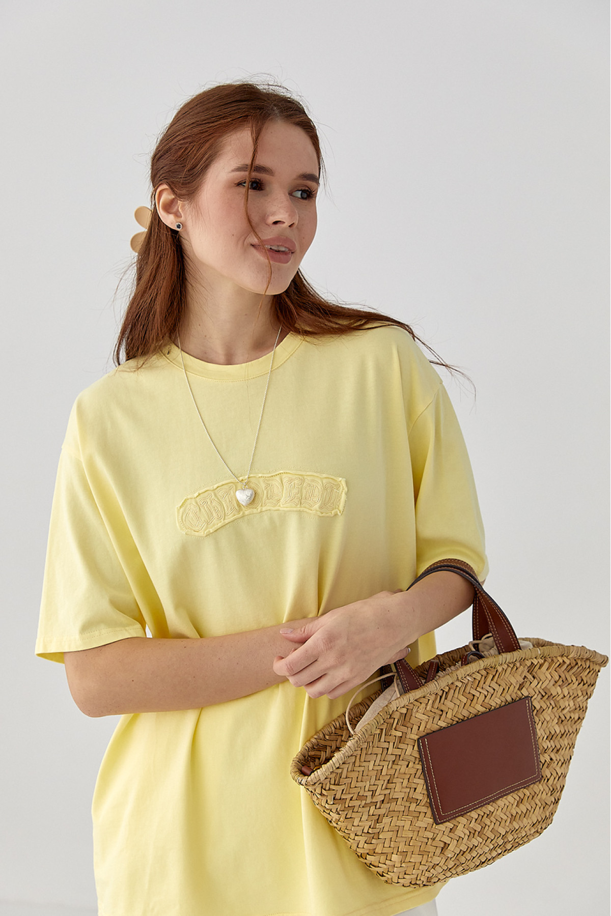 Футболка вільного крою з вишитим написом  жовтий колір