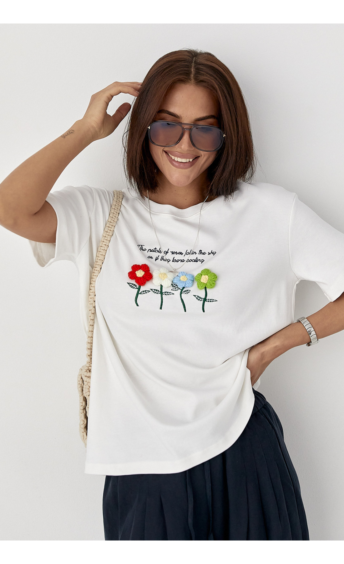 Футболка з в'язаними квітами  білий колір