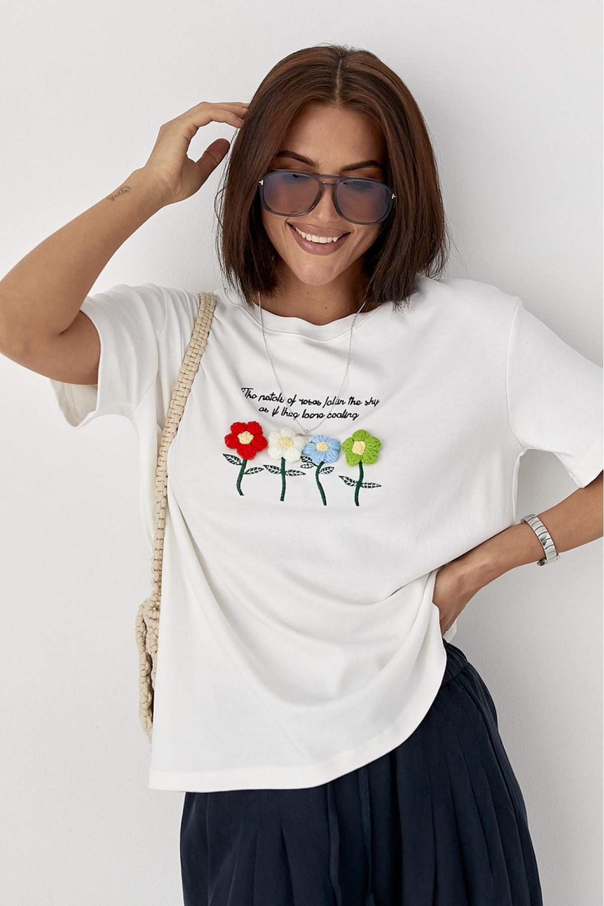 Футболка з в'язаними квітами  білий колір