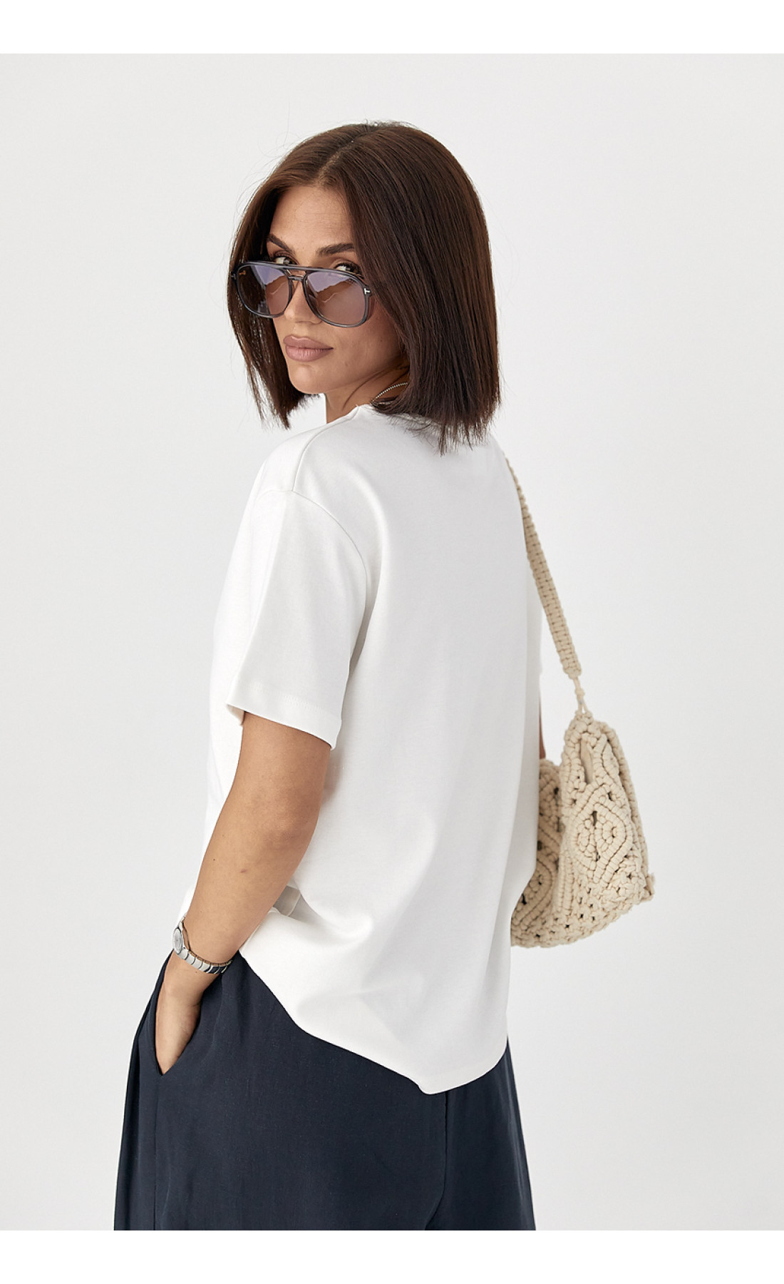 Футболка з в'язаними квітами  білий колір