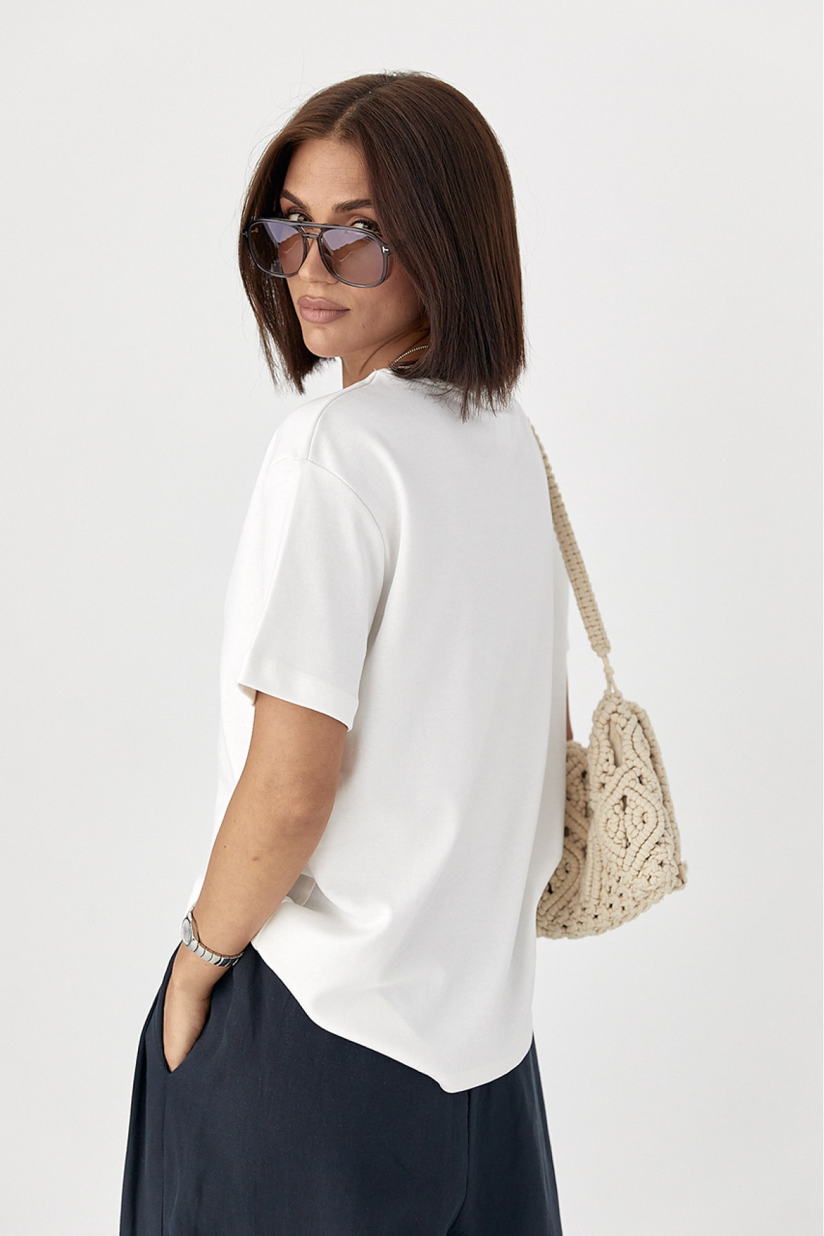 Футболка з в'язаними квітами  білий колір