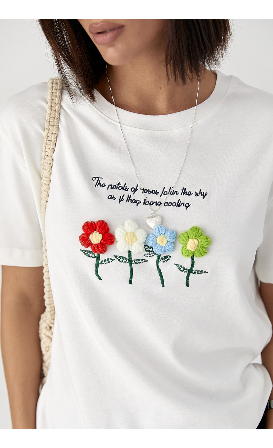 Футболка з в'язаними квітами  білий колір