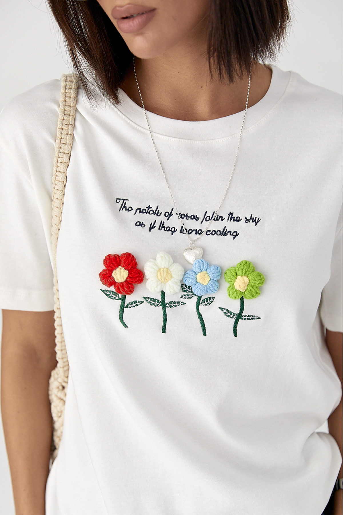 Футболка з в'язаними квітами  білий колір