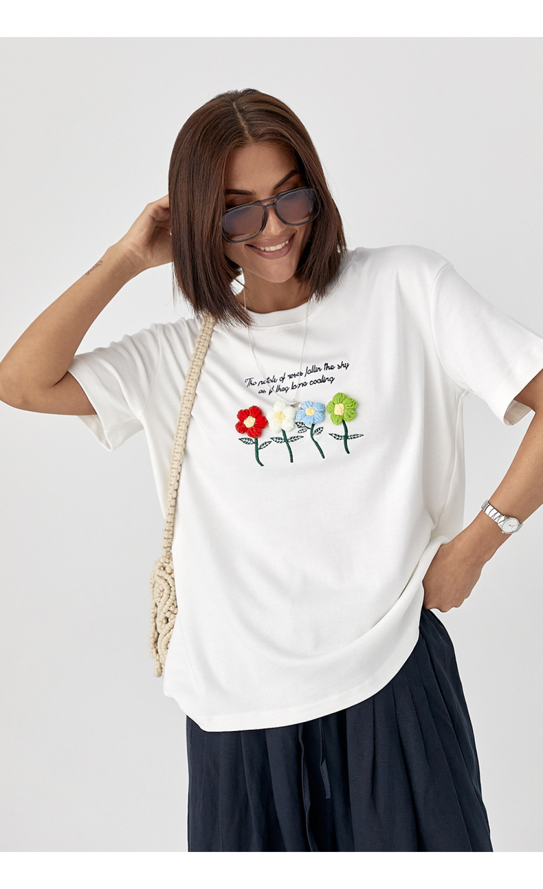 Футболка з в'язаними квітами  білий колір