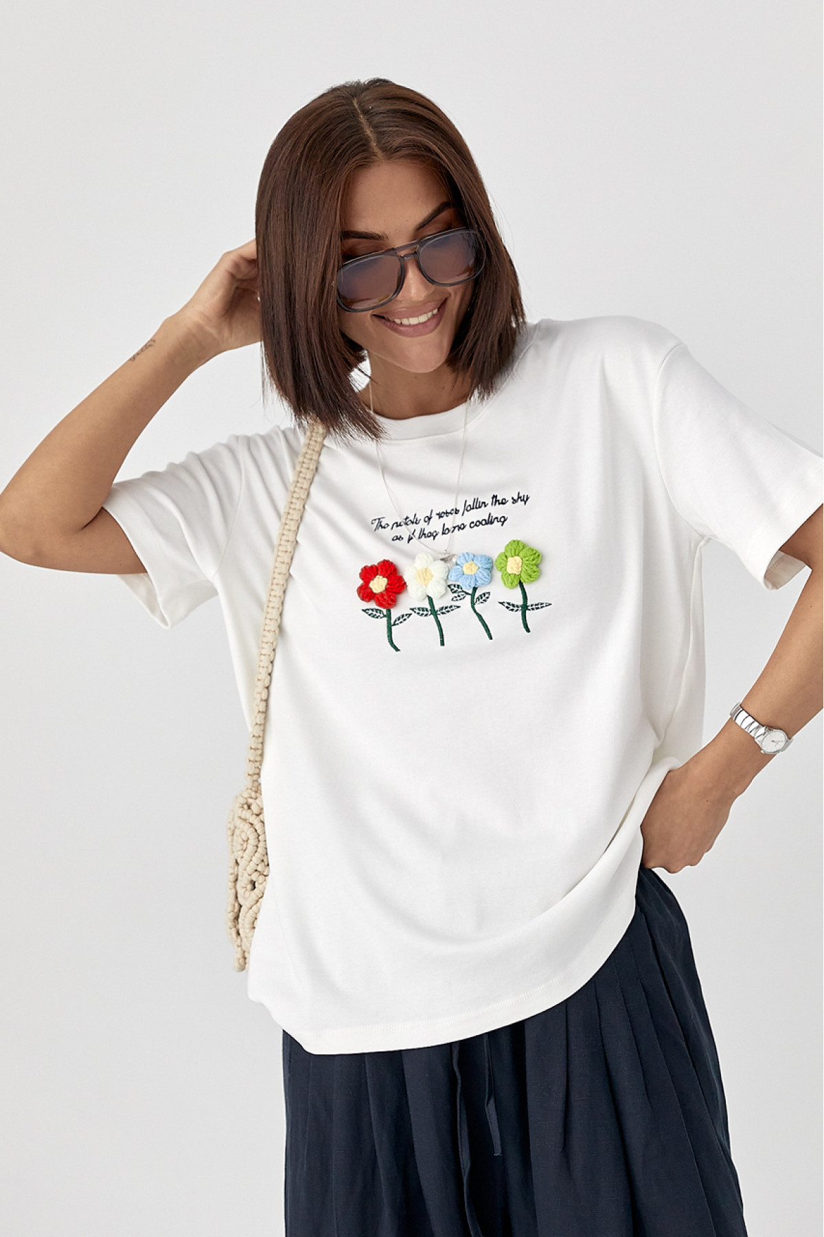 Футболка з в'язаними квітами  білий колір