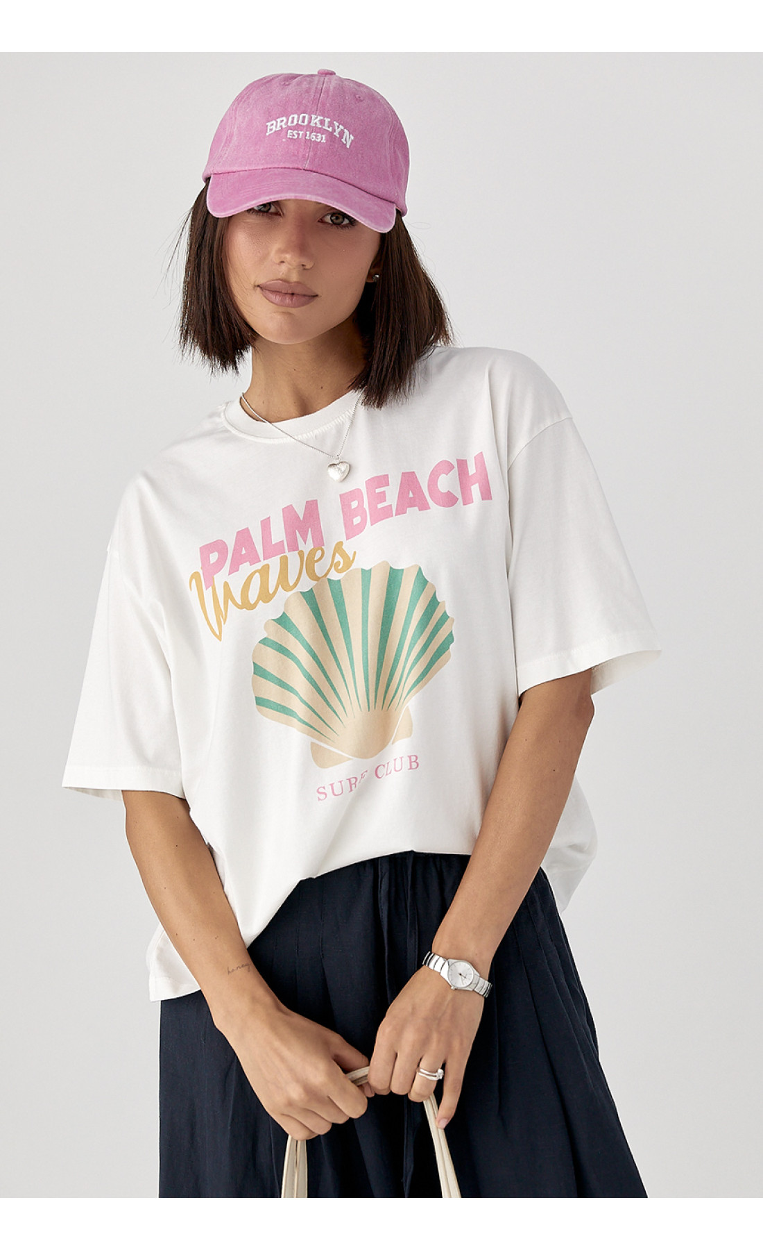 Футболка з принтом мушлі  білий колір