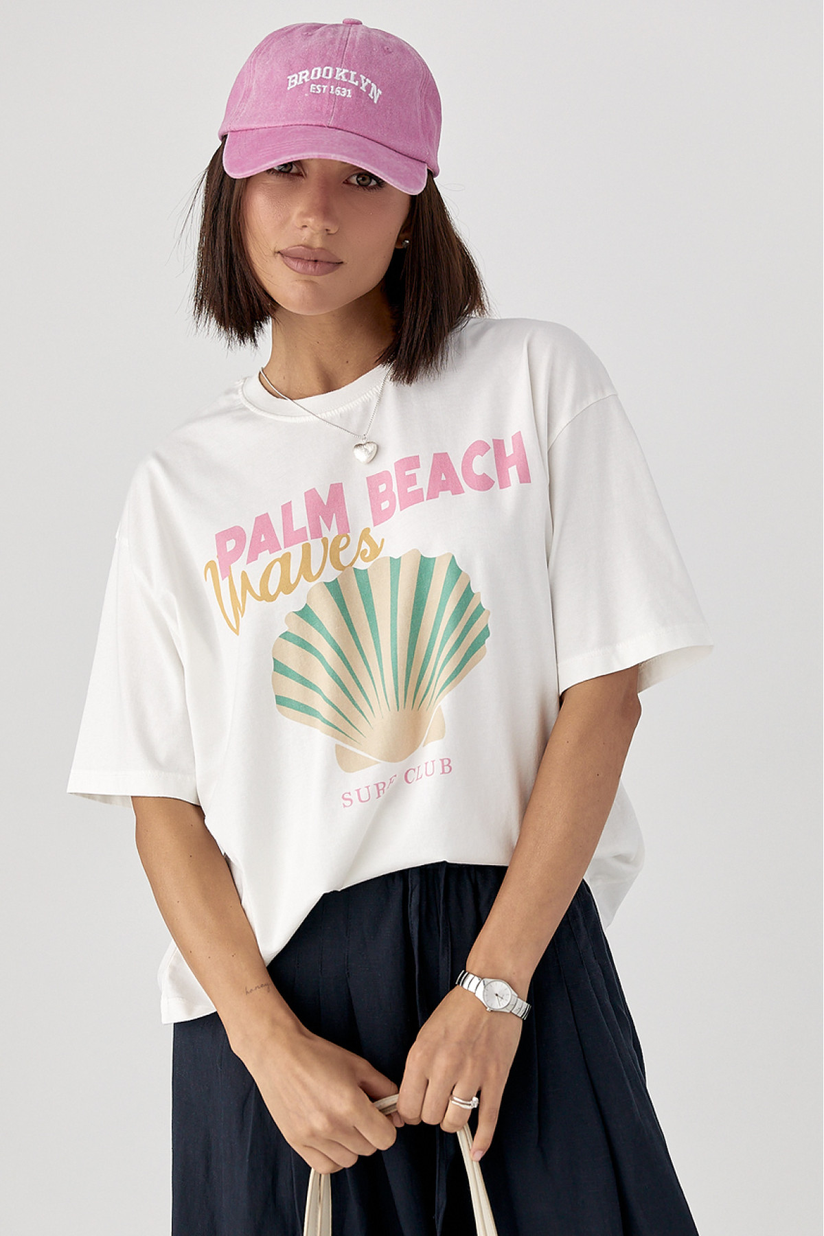 Футболка з принтом мушлі  білий колір