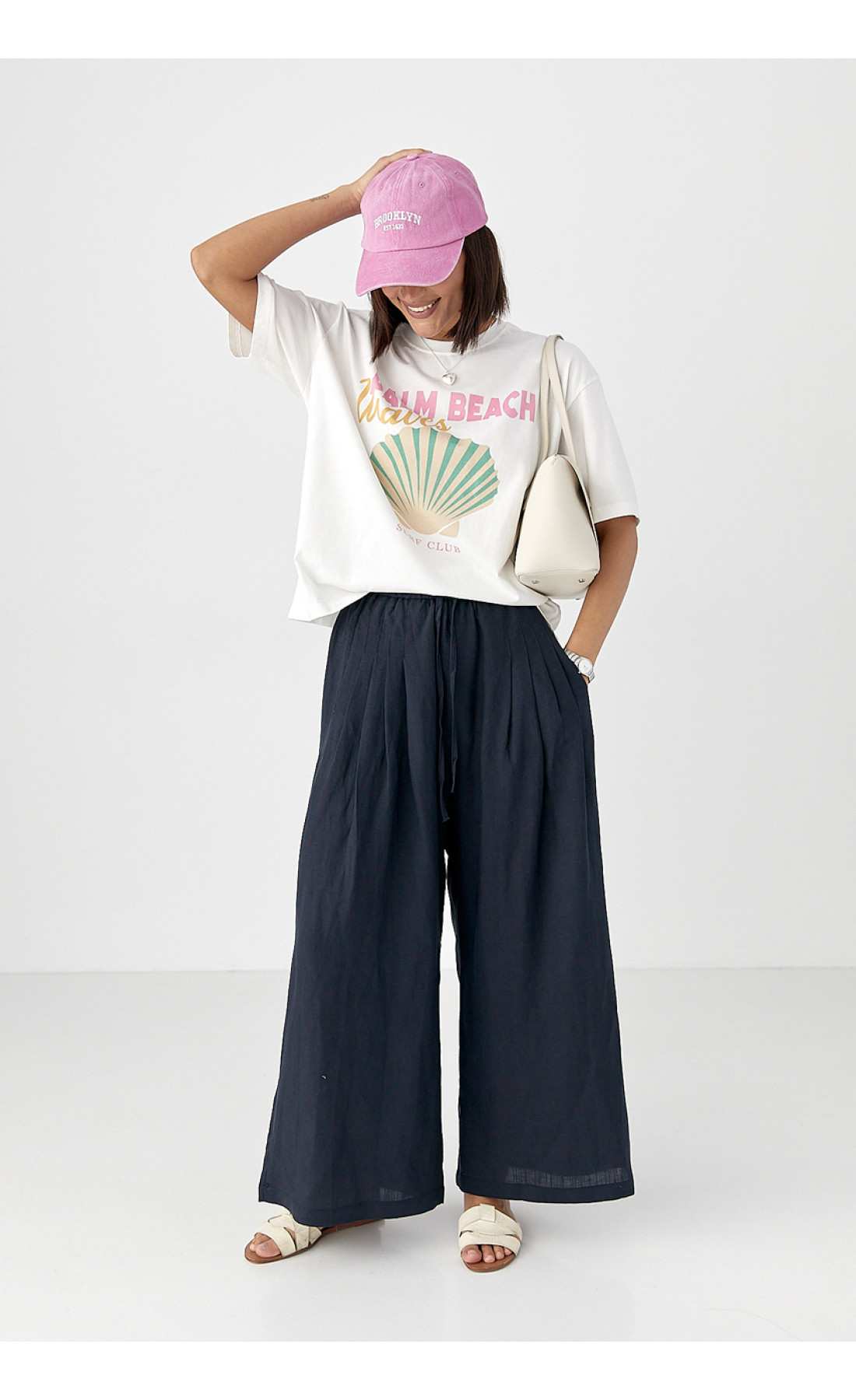 Футболка з принтом мушлі  білий колір