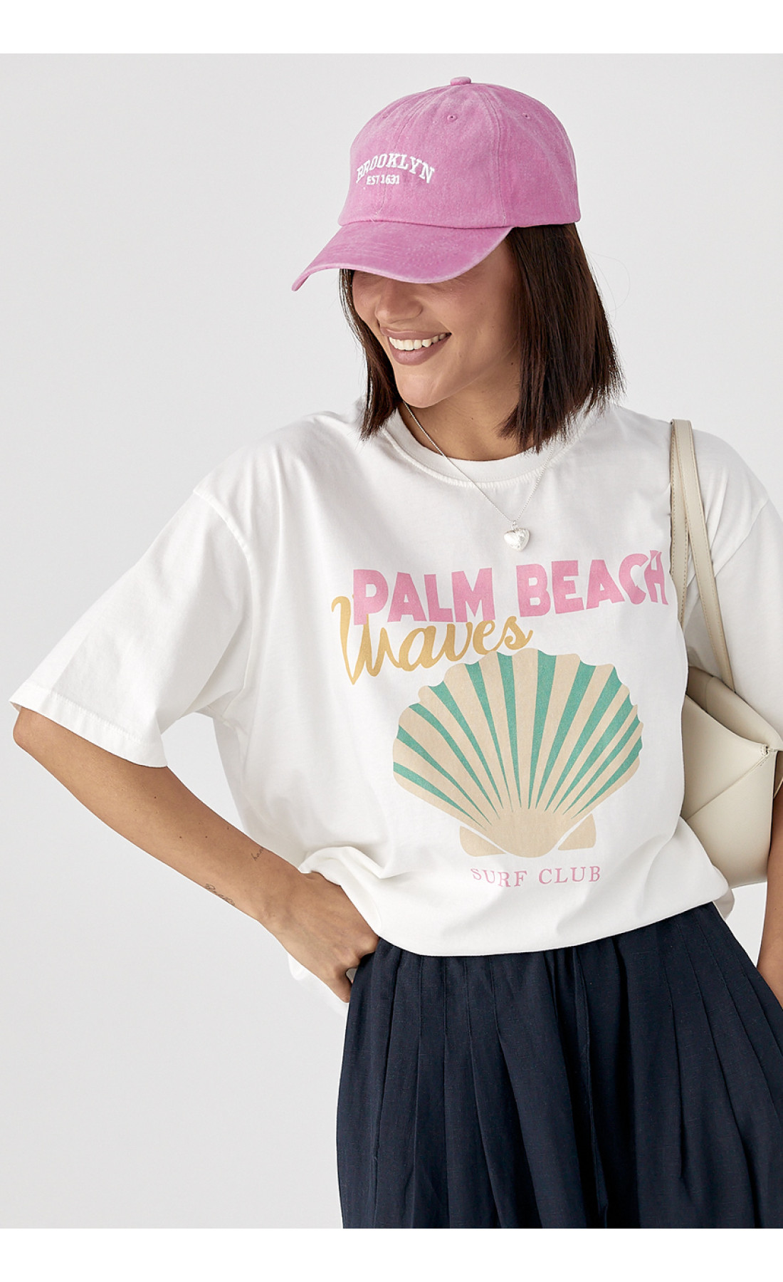 Футболка з принтом мушлі  білий колір