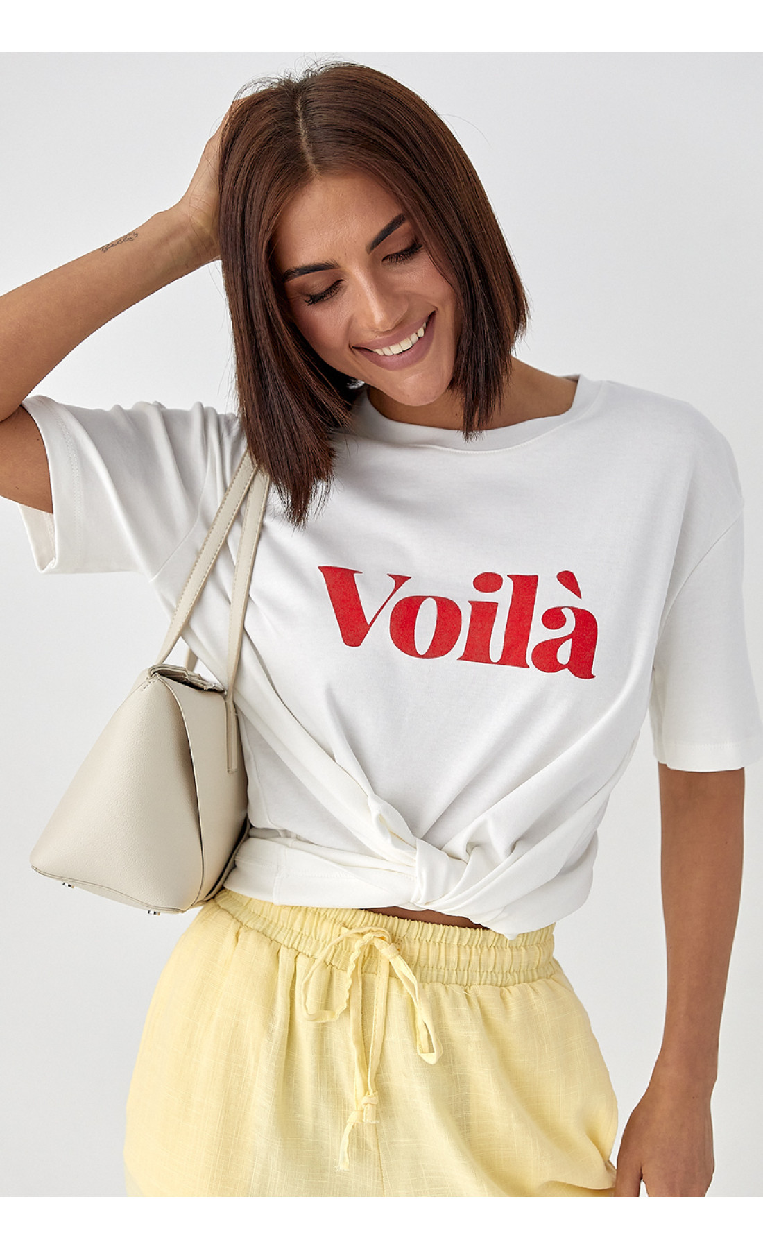 Однотонна футболка з написом Voila  молочний колір