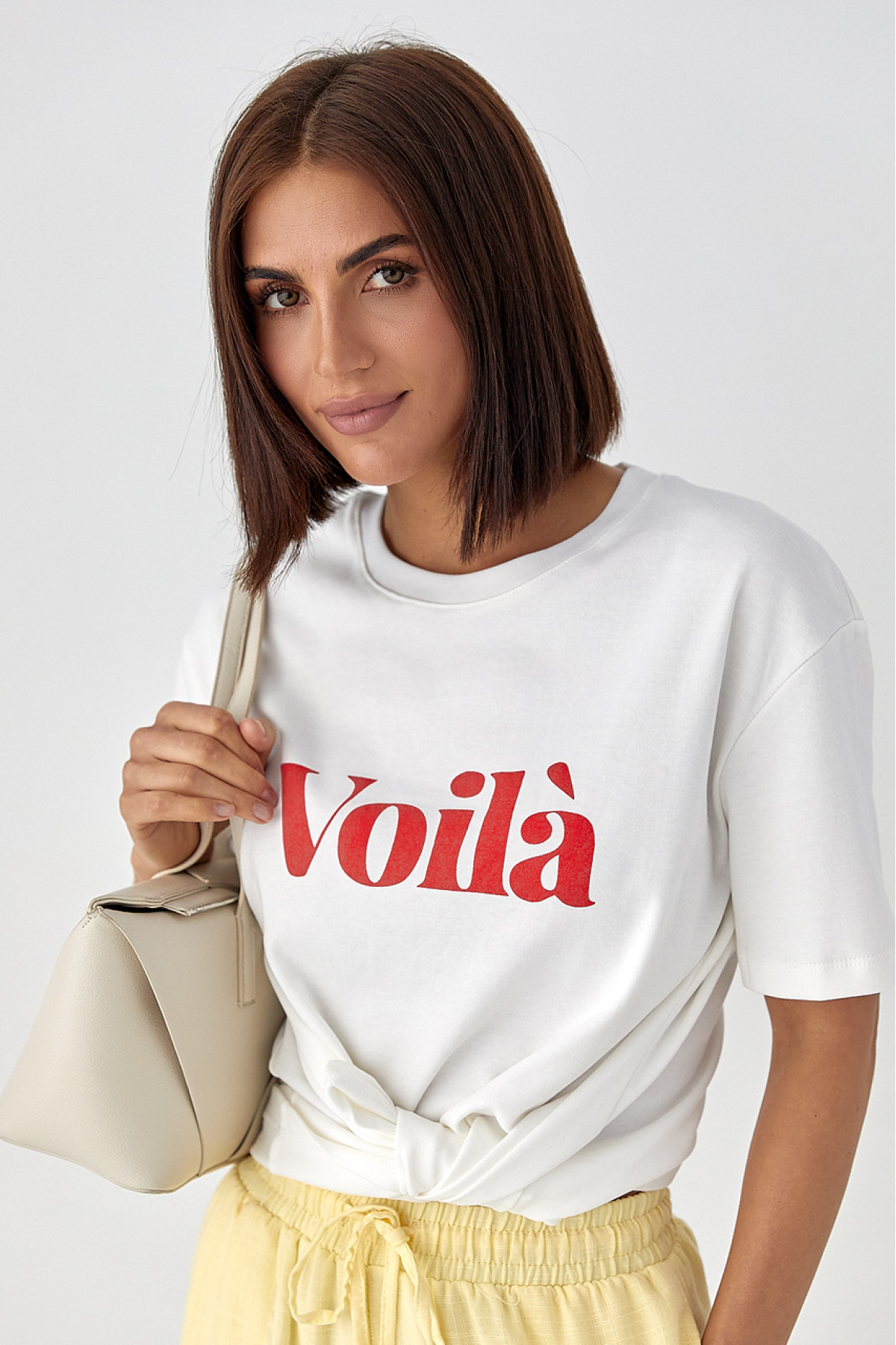 Однотонна футболка з написом Voila  молочний колір