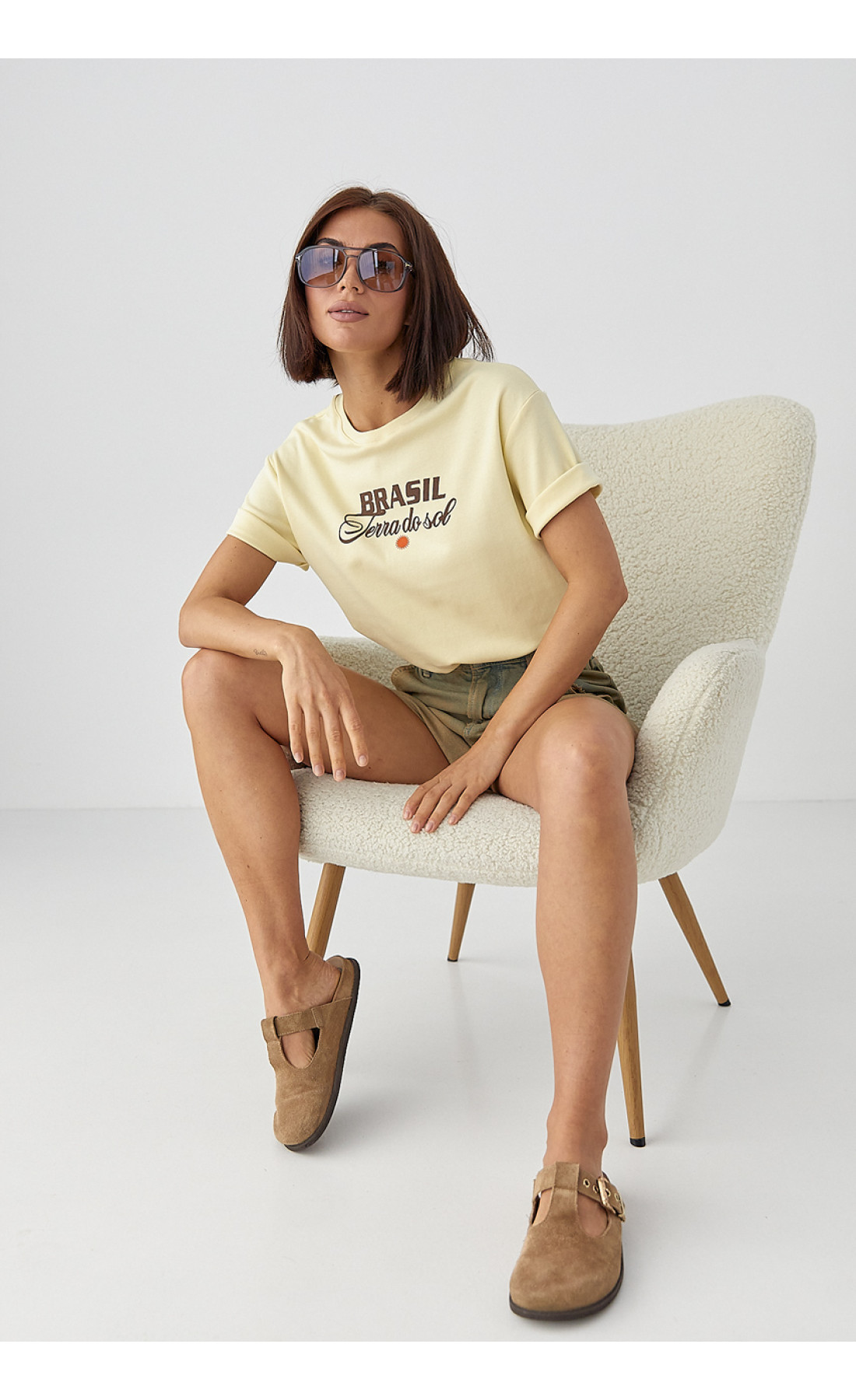 Бавовняна футболка з написами  лимонний колір