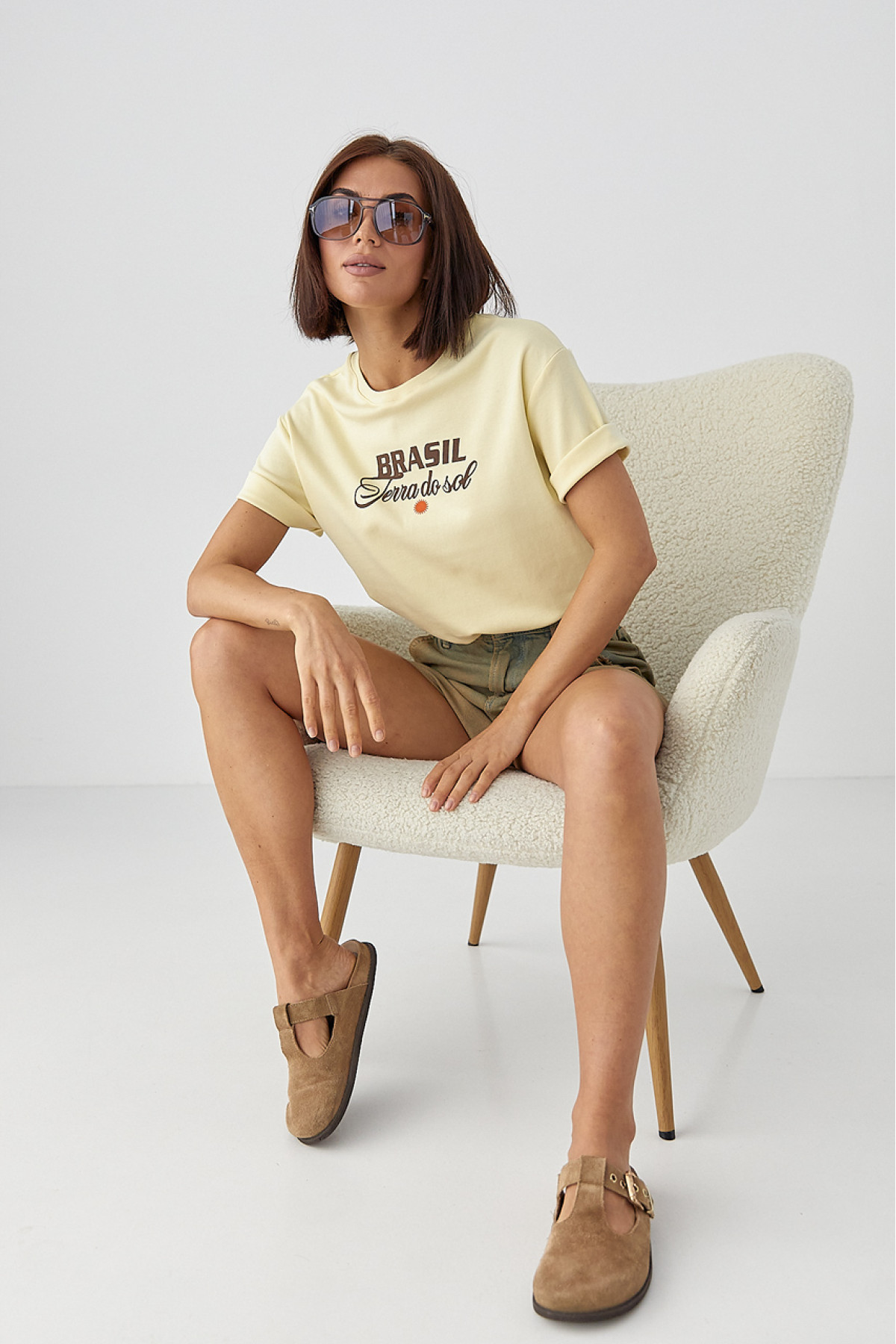 Бавовняна футболка з написами  лимонний колір