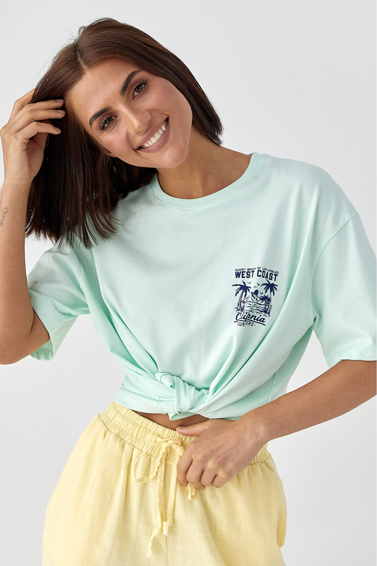 Футболка з принтом California  м'ятний колір