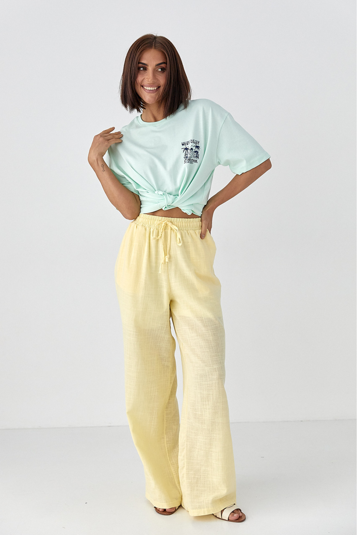 Футболка з принтом California  м'ятний колір