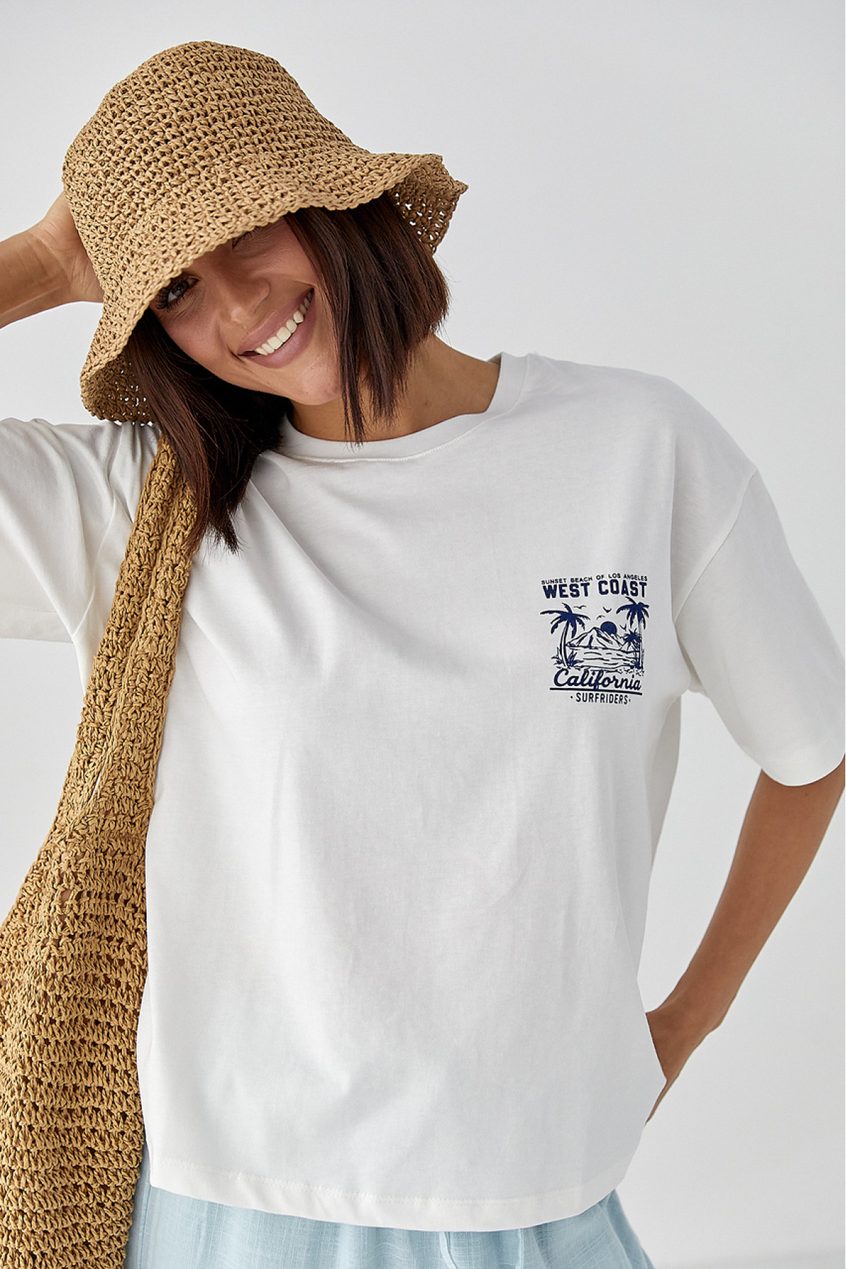 Футболка з принтом California  молочний колір