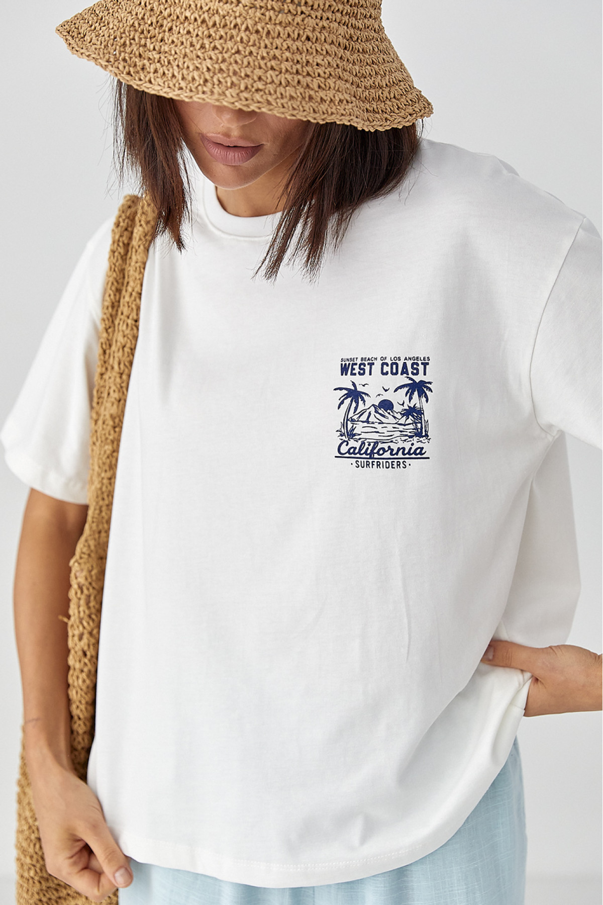 Футболка з принтом California  молочний колір