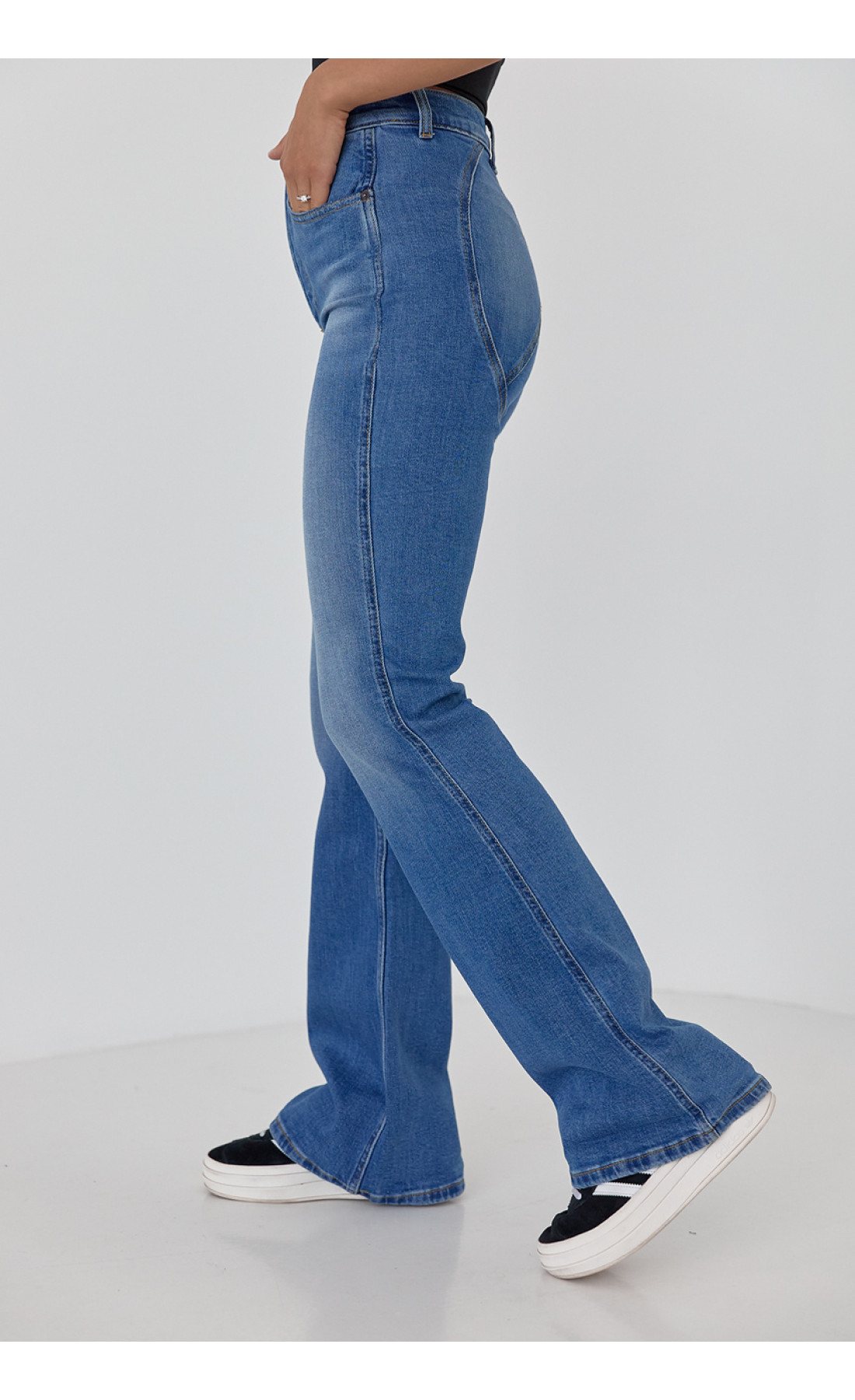 Жіночі жіночі джинси кльош з круглою кокеткою ззаду  джинс колір