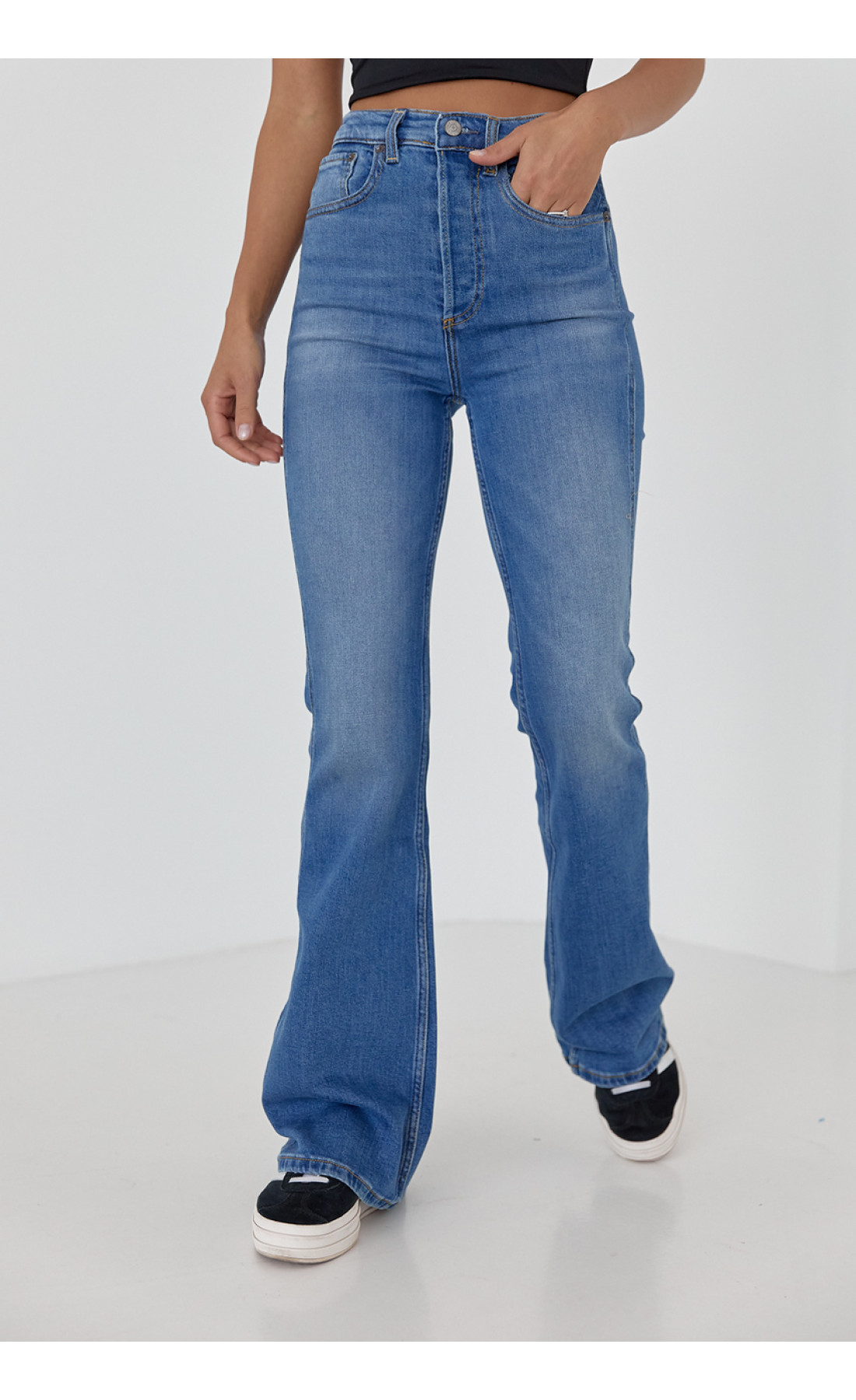 Жіночі жіночі джинси кльош з круглою кокеткою ззаду  джинс колір