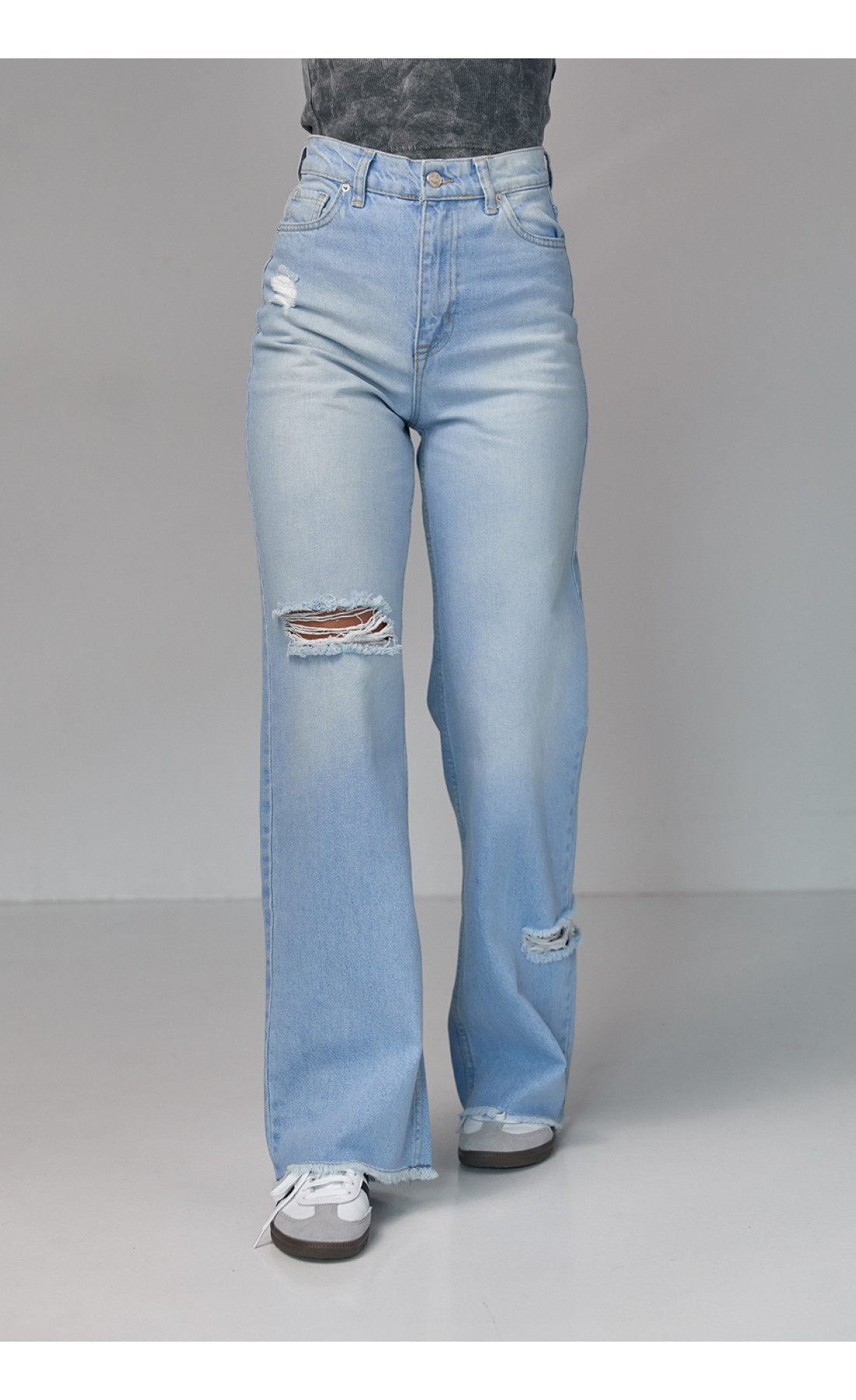 Жіночі жіночі джинси з рваними елементами  блакитний колір
