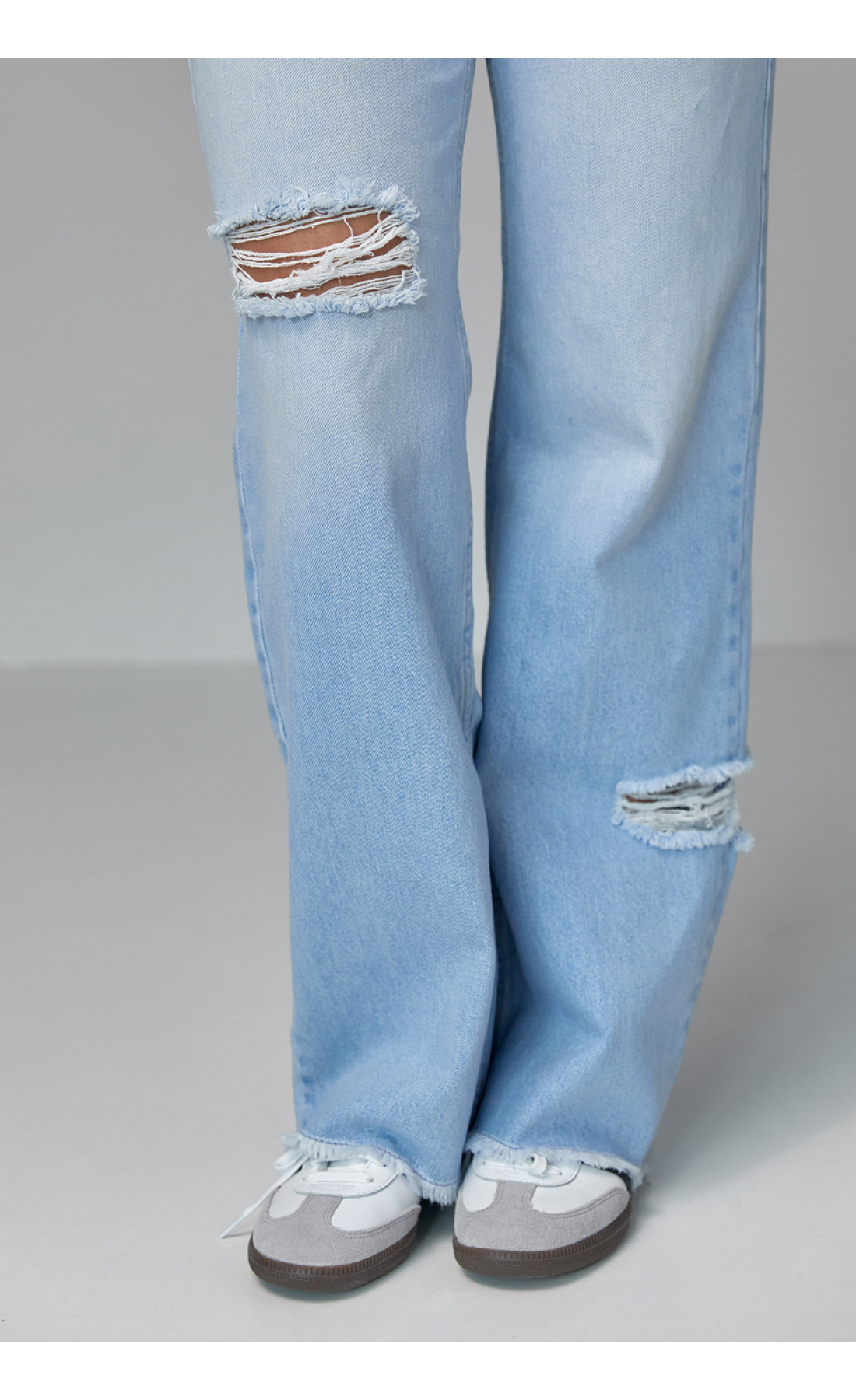 Жіночі жіночі джинси з рваними елементами  блакитний колір