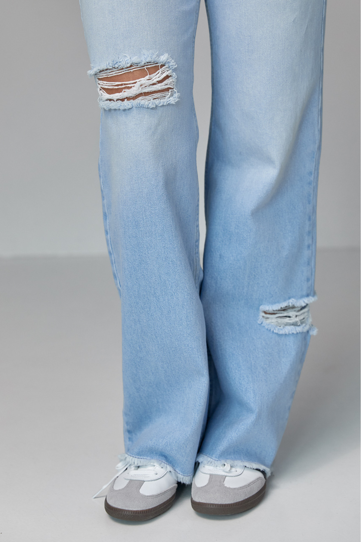 Жіночі жіночі джинси з рваними елементами  блакитний колір