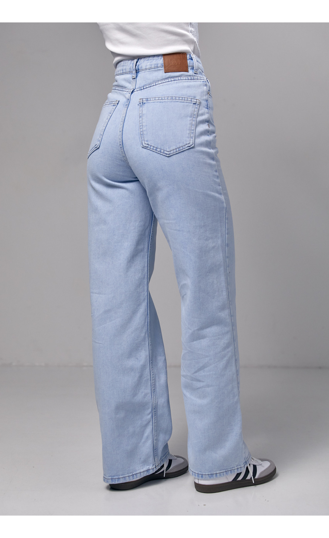 Джинси жіночі з краплеподібним вирізом спереду  блакитний колір