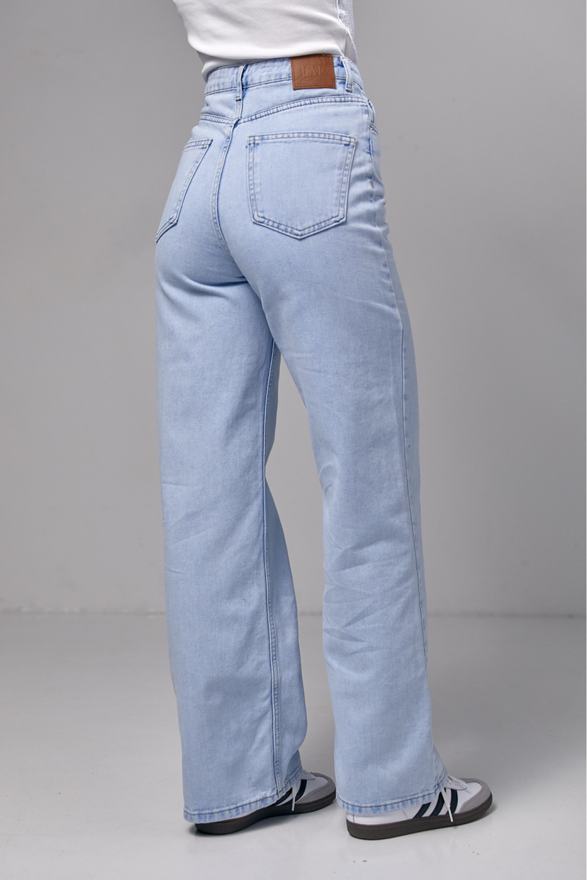 Джинси жіночі з краплеподібним вирізом спереду  блакитний колір