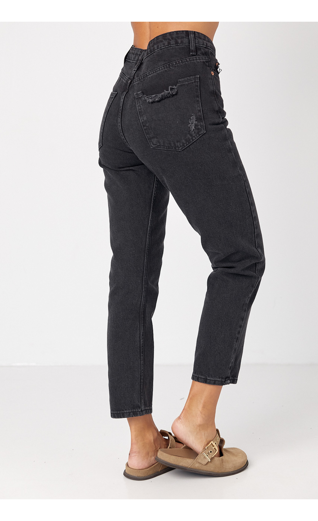 Жіночі жіночі джинси МОМ із рваним декором на кишенях  чорний колір