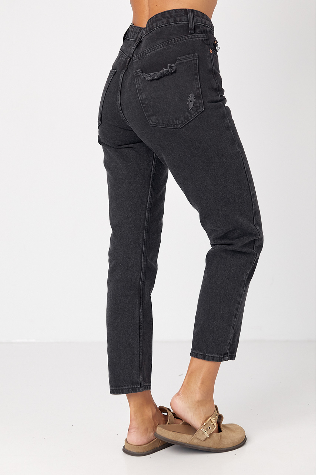 Жіночі жіночі джинси МОМ із рваним декором на кишенях  чорний колір