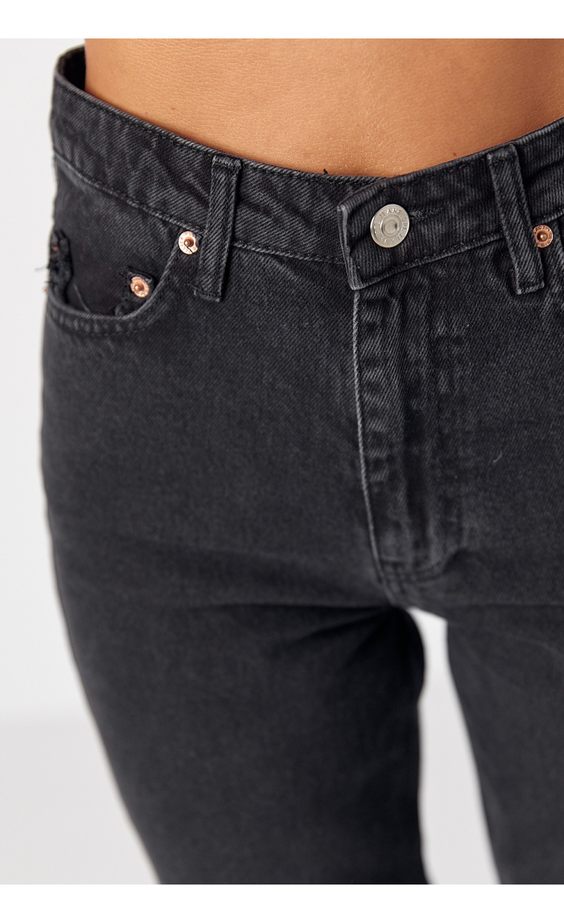 Жіночі жіночі джинси МОМ із рваним декором на кишенях  чорний колір