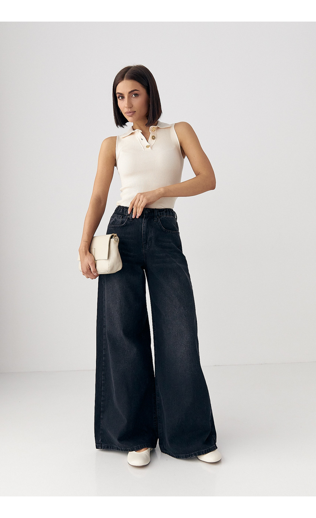 Широкі жіночі джинси  з резинкою на поясі  чорний колір