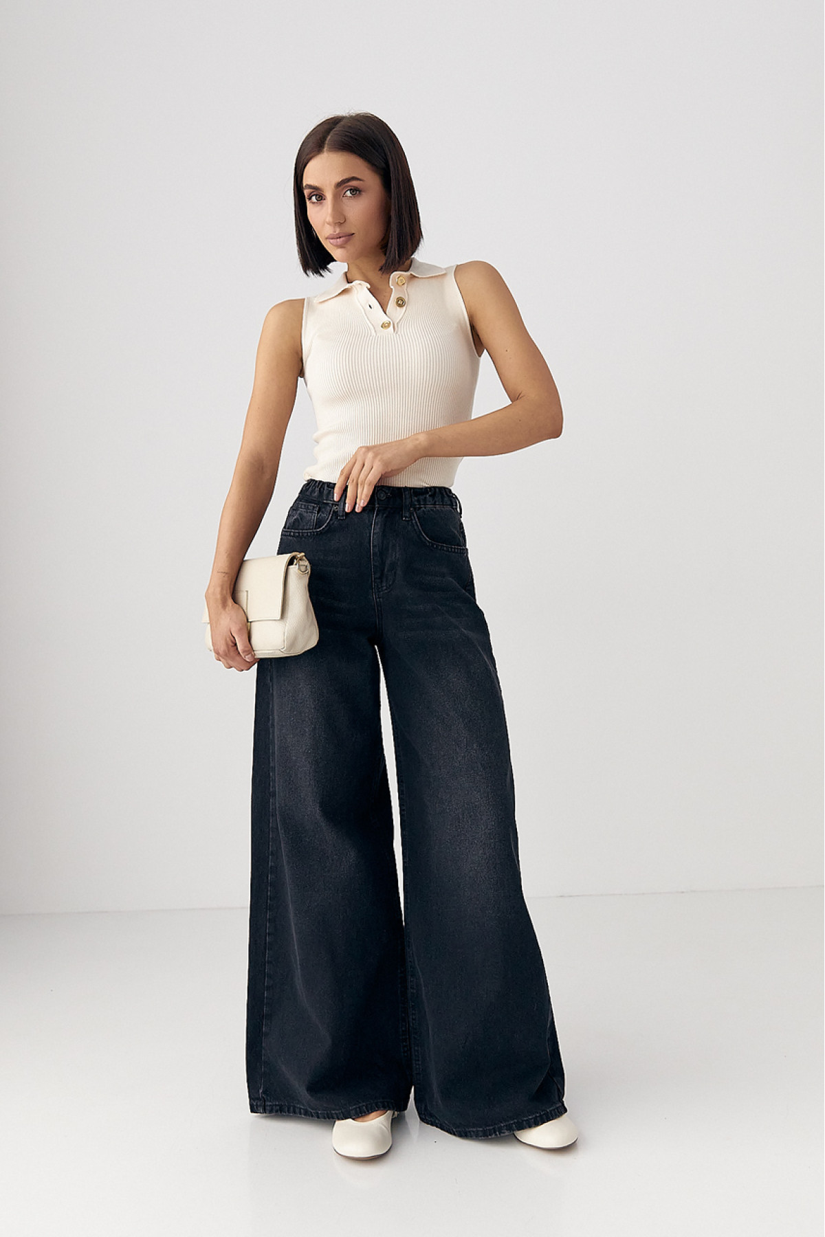 Широкі жіночі джинси  з резинкою на поясі  чорний колір