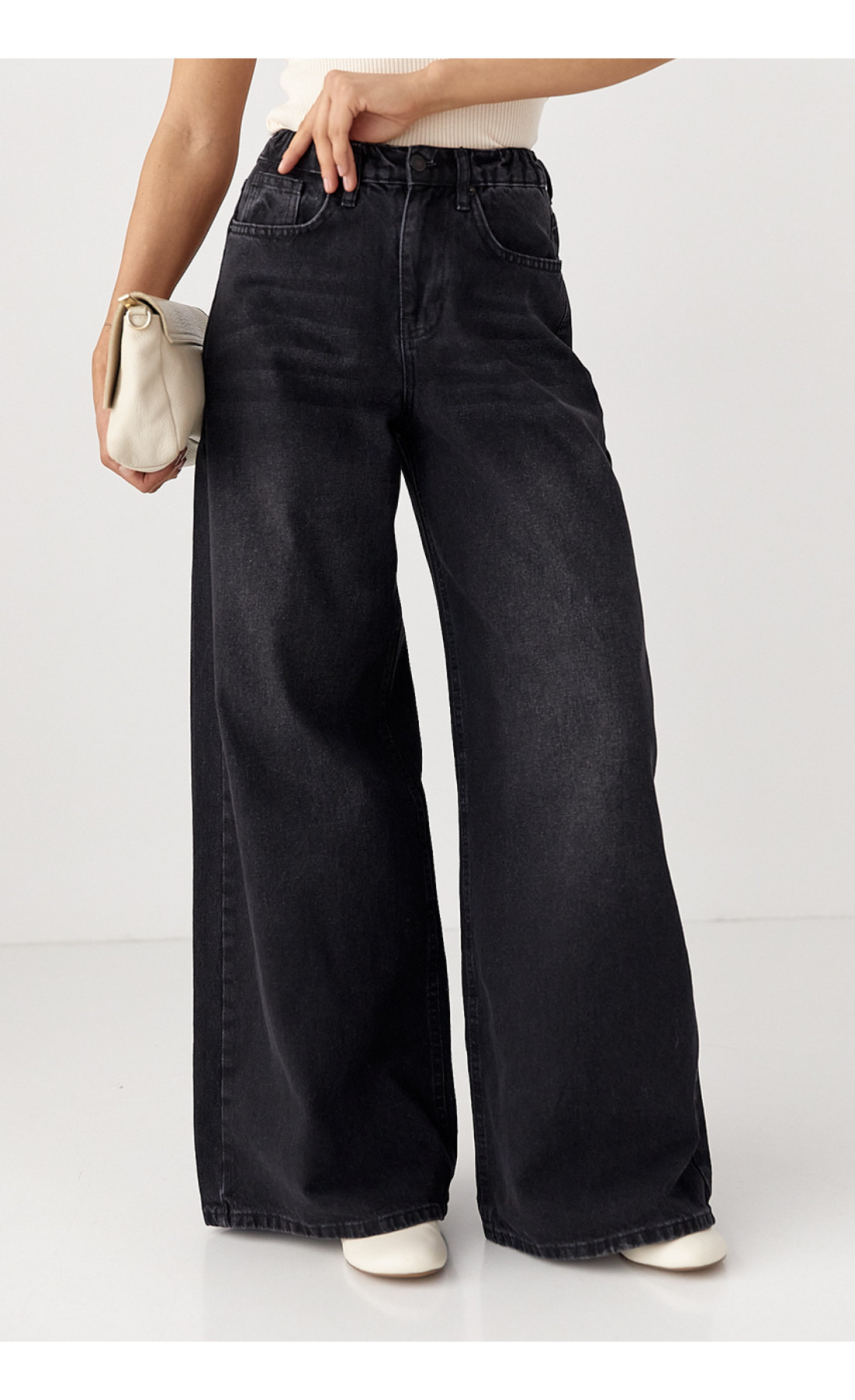 Широкі жіночі джинси  з резинкою на поясі  чорний колір
