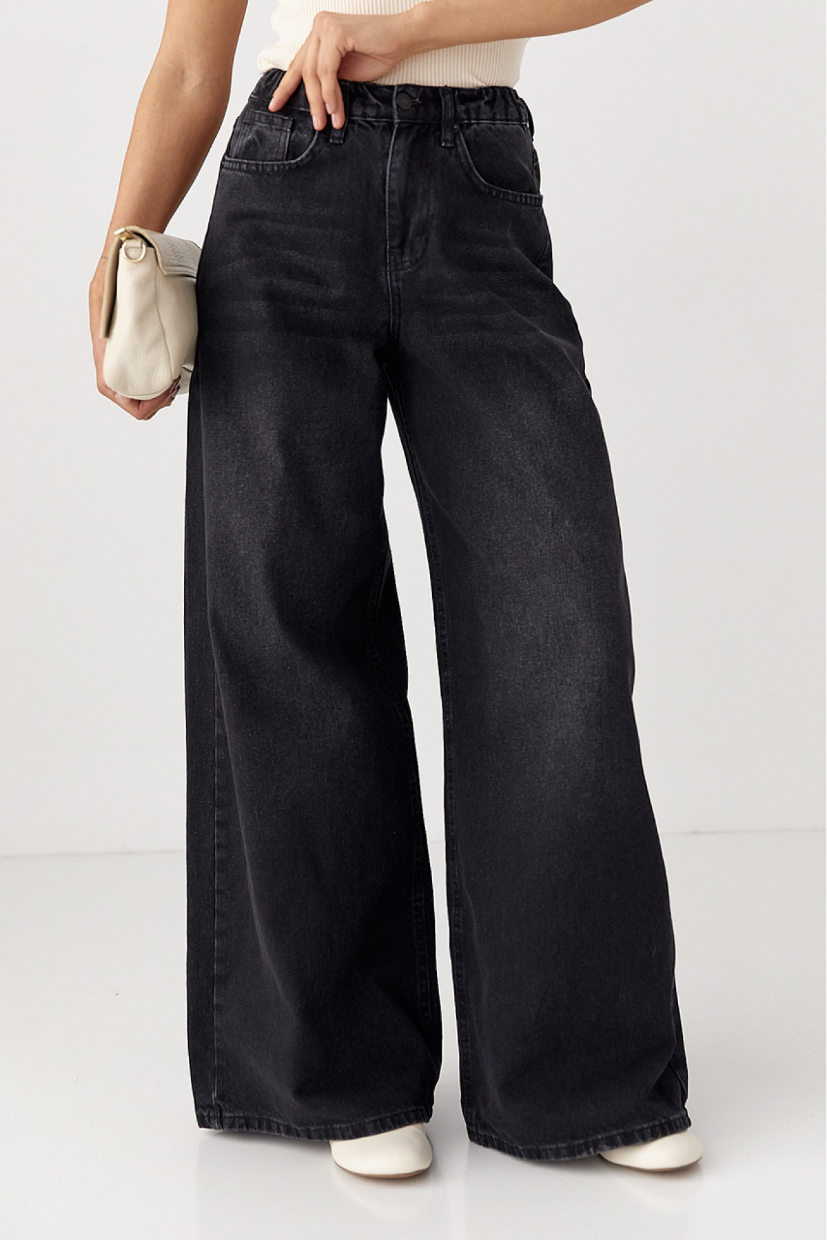 Широкі жіночі джинси  з резинкою на поясі  чорний колір