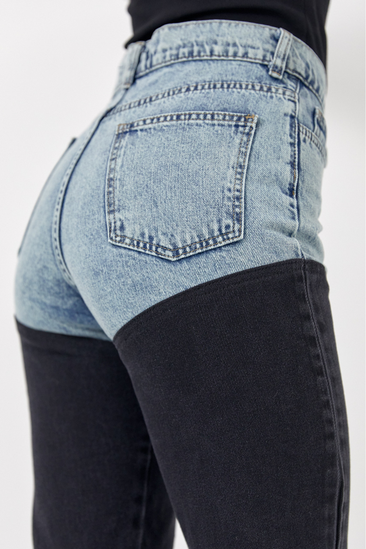 Укорочені двоколірні прямі жіночі джинси  чорний колір