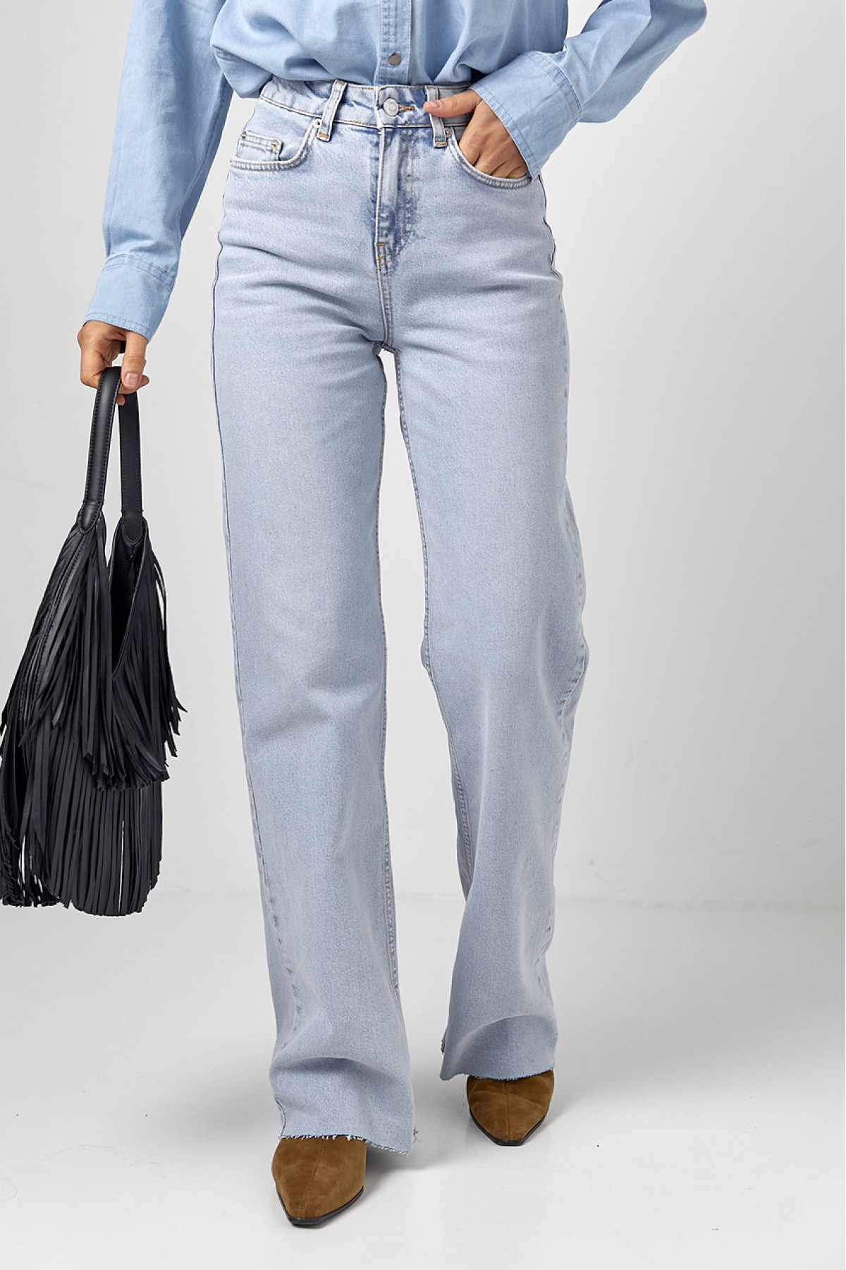 Джинси Straight прямого крою з необробленим низом  небесноблакитний колір