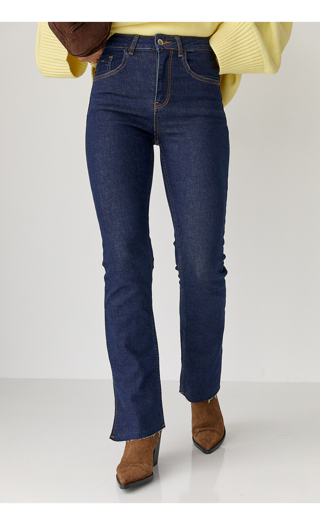 Джинсикльош із розрізами  синій колір