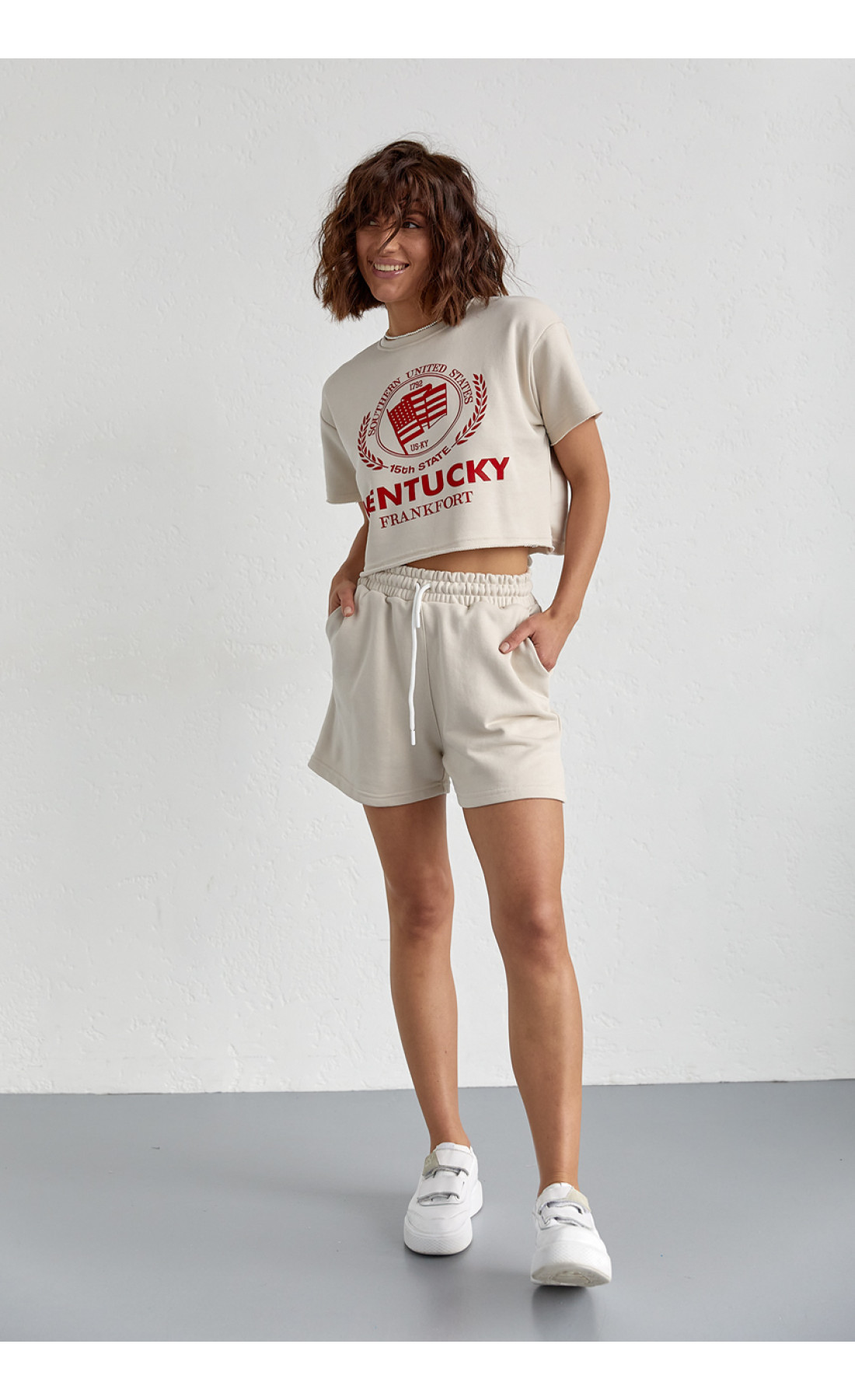 Жіночий спортивний комплект із шортами та футболкою  бежевий колір