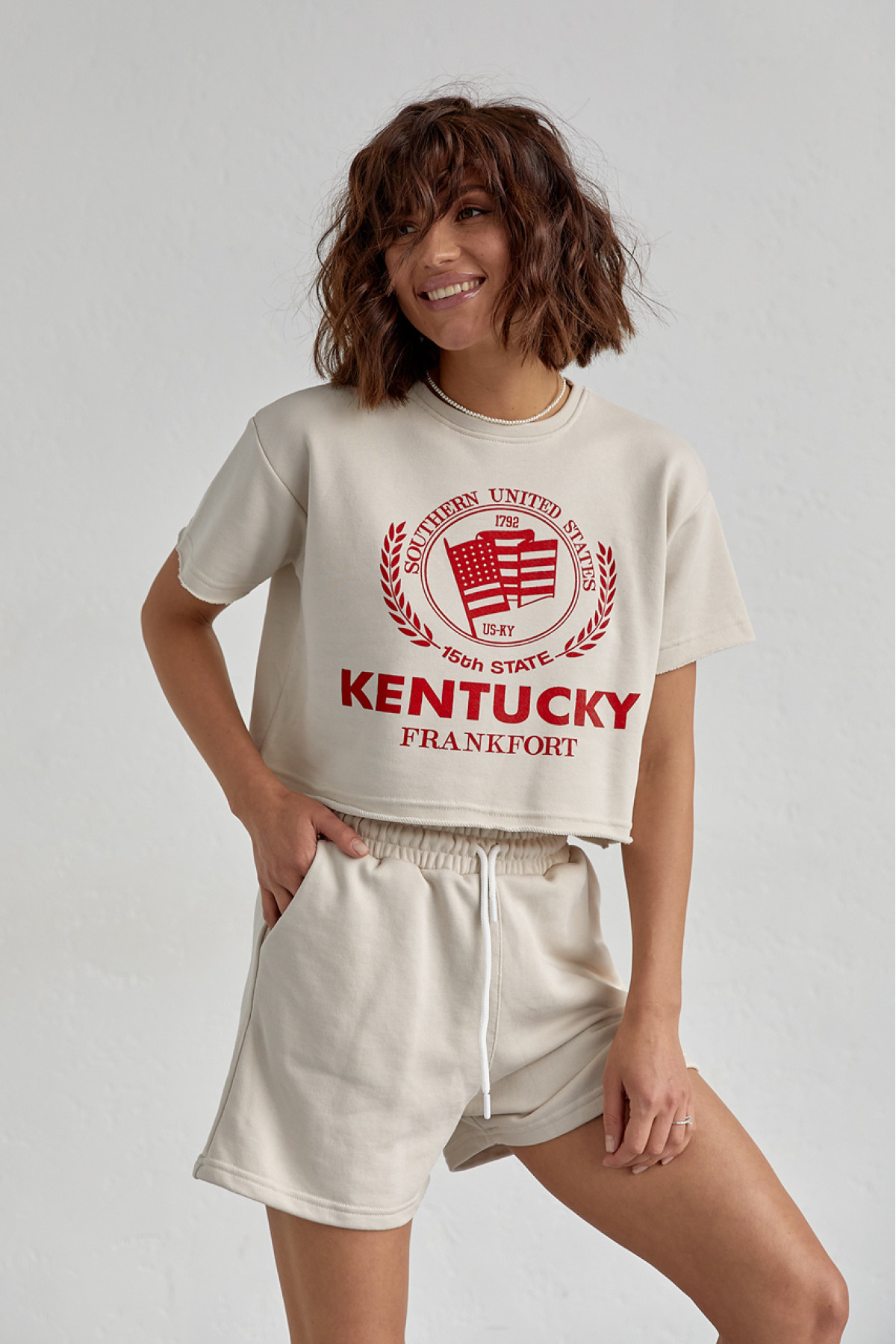 Жіночий спортивний комплект із шортами та футболкою  бежевий колір