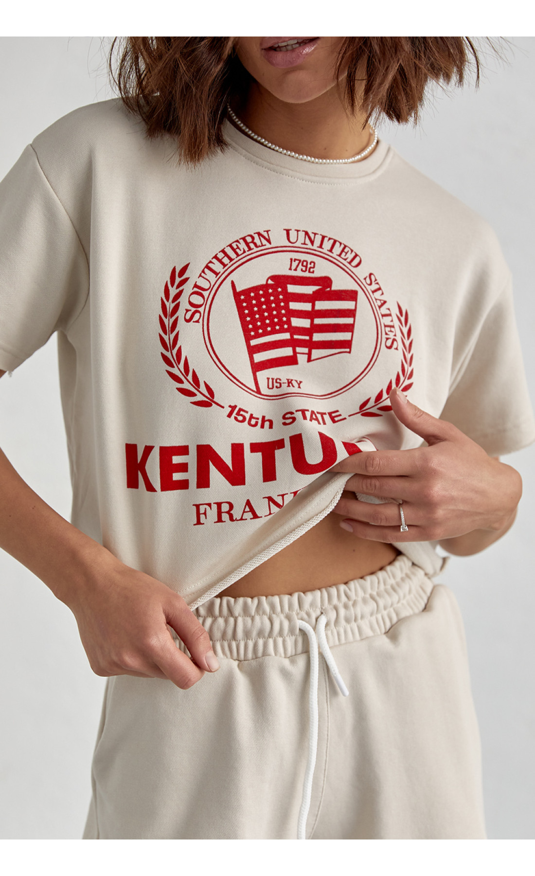 Жіночий спортивний комплект із шортами та футболкою  бежевий колір