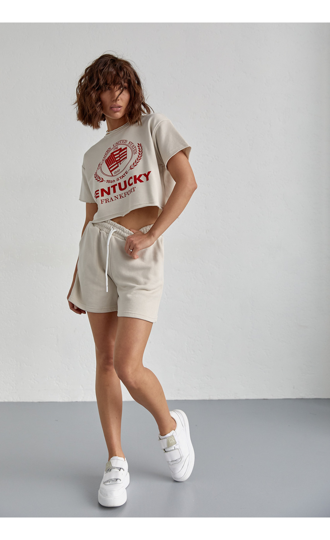 Жіночий спортивний комплект із шортами та футболкою  бежевий колір