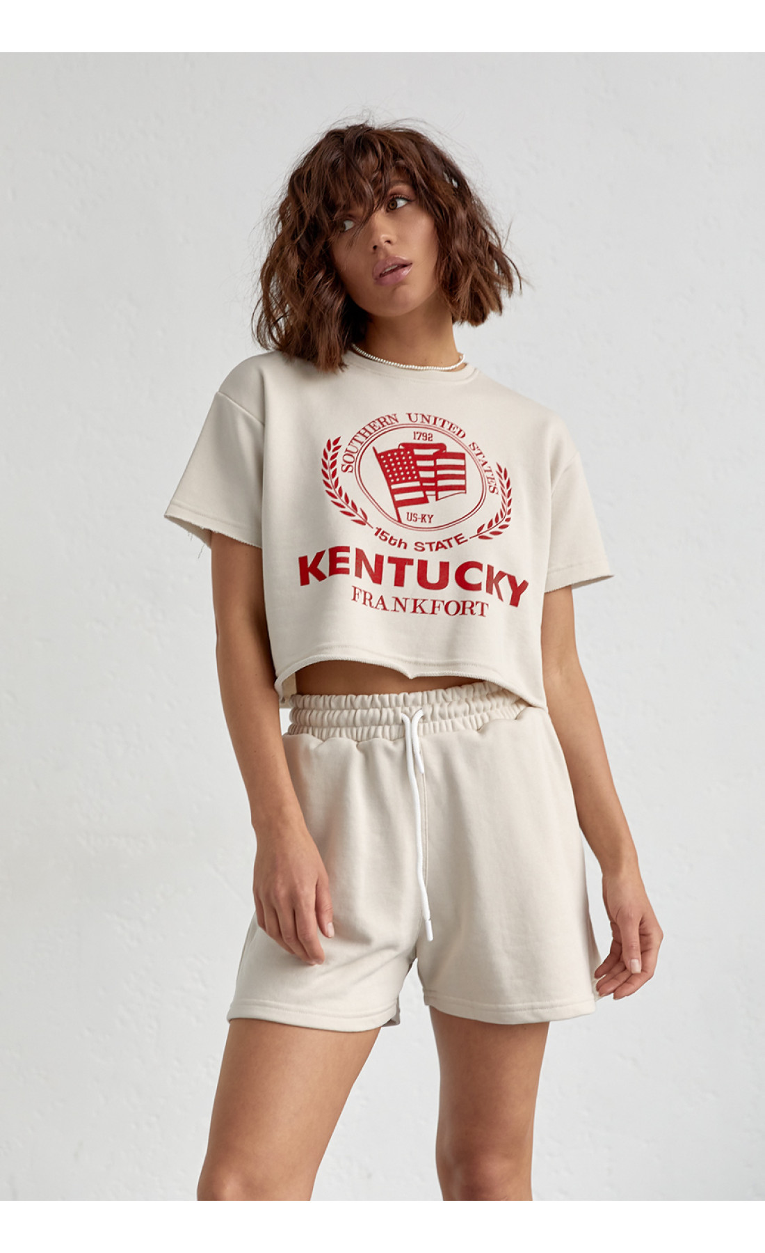 Жіночий спортивний комплект із шортами та футболкою  бежевий колір